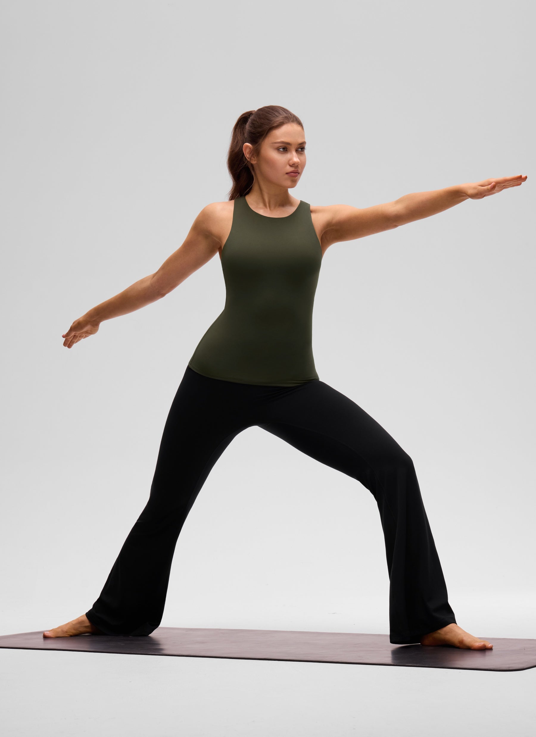 CRZ YOGA Pambabae Butterluxe Built-in na Bra na Mataas ang Leeg na Racerback Tank na Olive Green