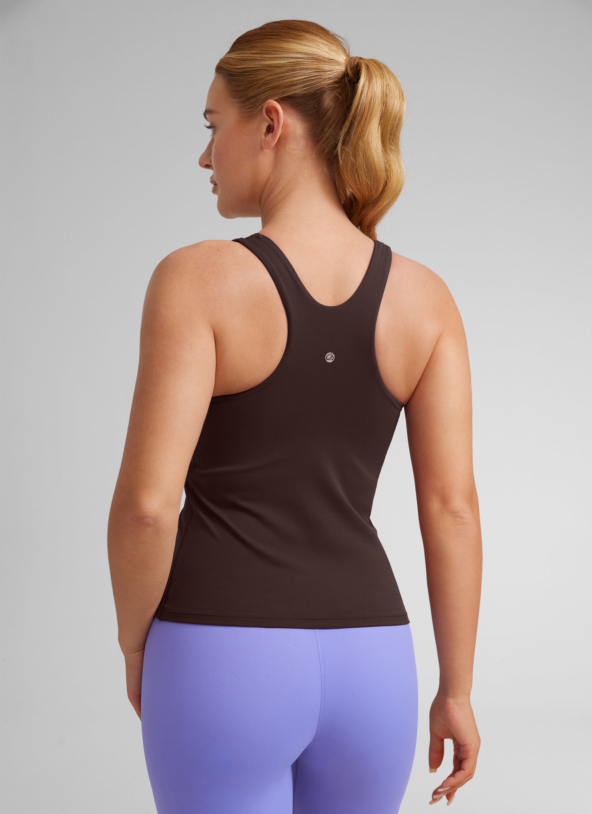 CRZ YOGA Pambabae Butterluxe Built-in na Bra na Mataas ang Leeg na Racerback Tank Hot Fudge na Kayumanggi