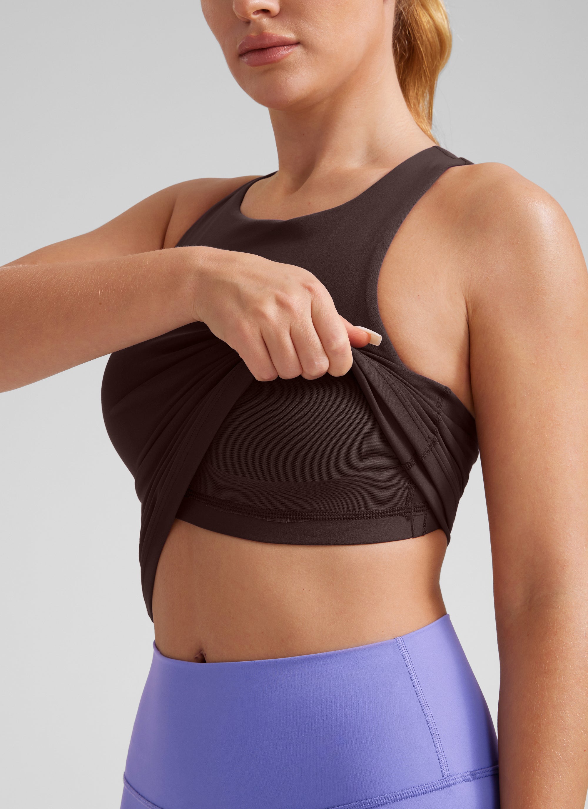 CRZ YOGA Pambabae Butterluxe Built-in na Bra na Mataas ang Leeg na Racerback Tank Hot Fudge na Kayumanggi