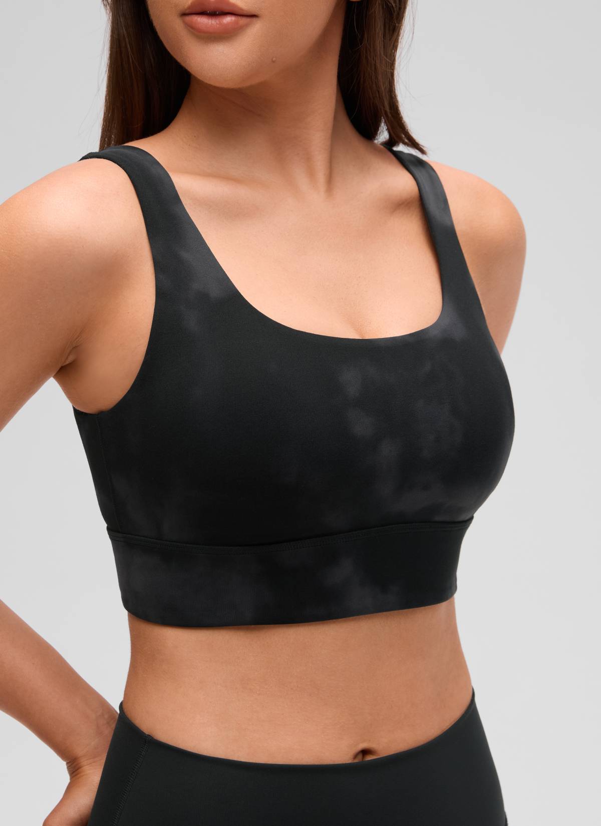 CRZ YOGA Yoga para sa Kababaihan na Mababang Suporta Butterluxe Sport Bra U Back Longline Black Tie Dye Flowers
