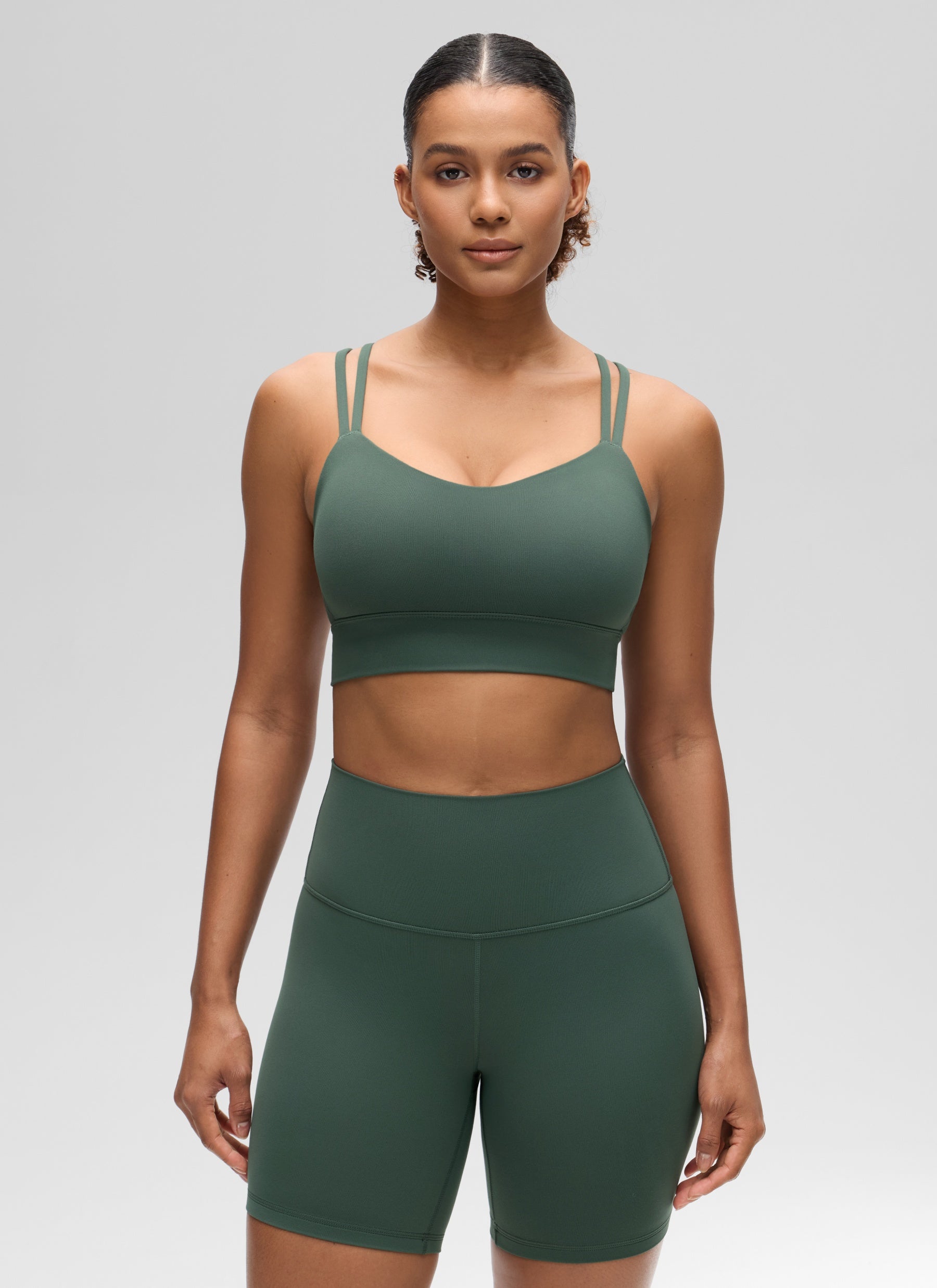 CRZ YOGA Pambabae Butterluxe Strappy Longline Criss Cross Molded Cup Bra Madilim na Forest Green