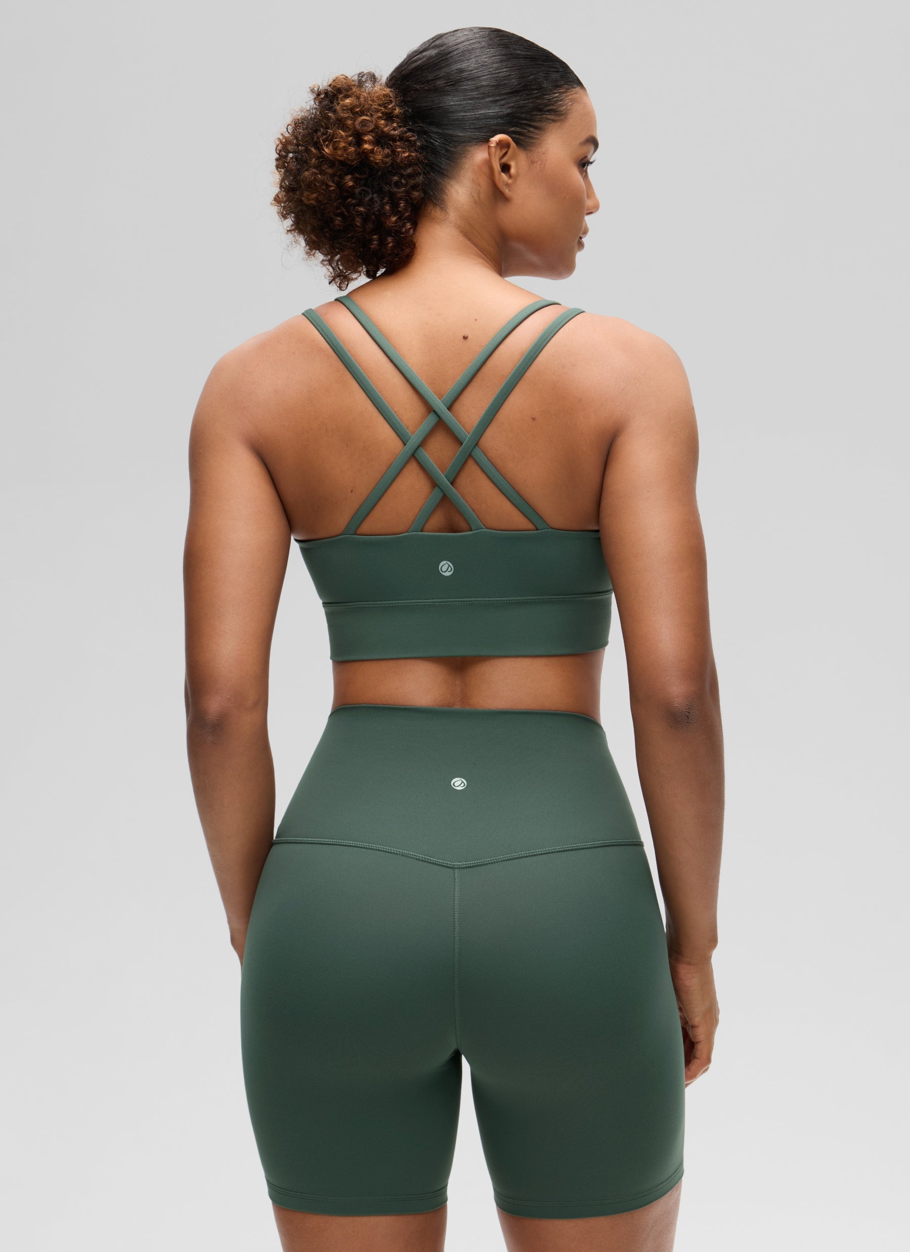 CRZ YOGA Pambabae Butterluxe Strappy Longline Criss Cross Molded Cup Bra Madilim na Forest Green