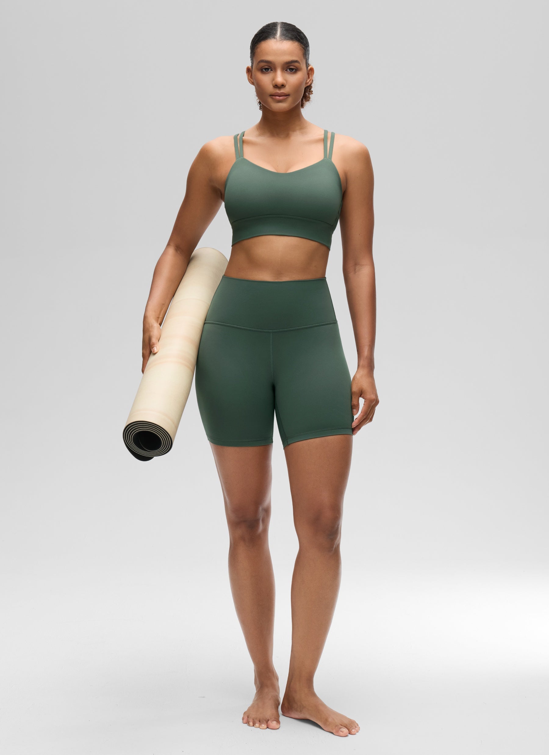CRZ YOGA Pambabae Butterluxe Strappy Longline Criss Cross Molded Cup Bra Madilim na Forest Green