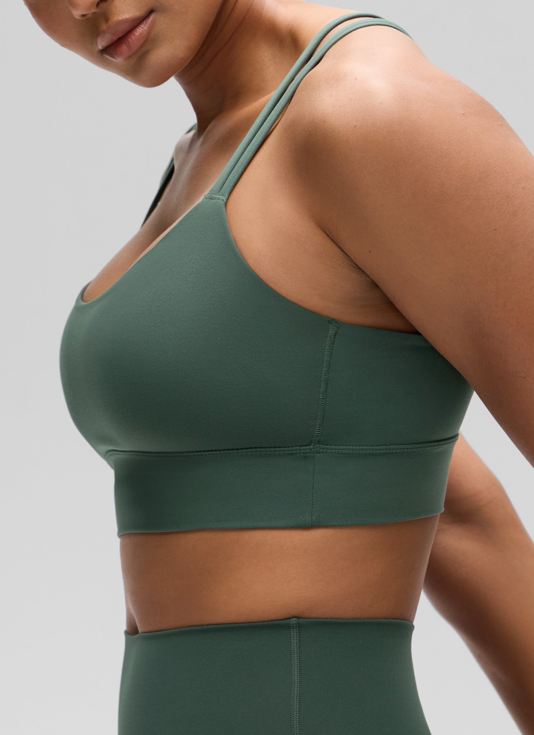 CRZ YOGA Pambabae Butterluxe Strappy Longline Criss Cross Molded Cup Bra Madilim na Forest Green