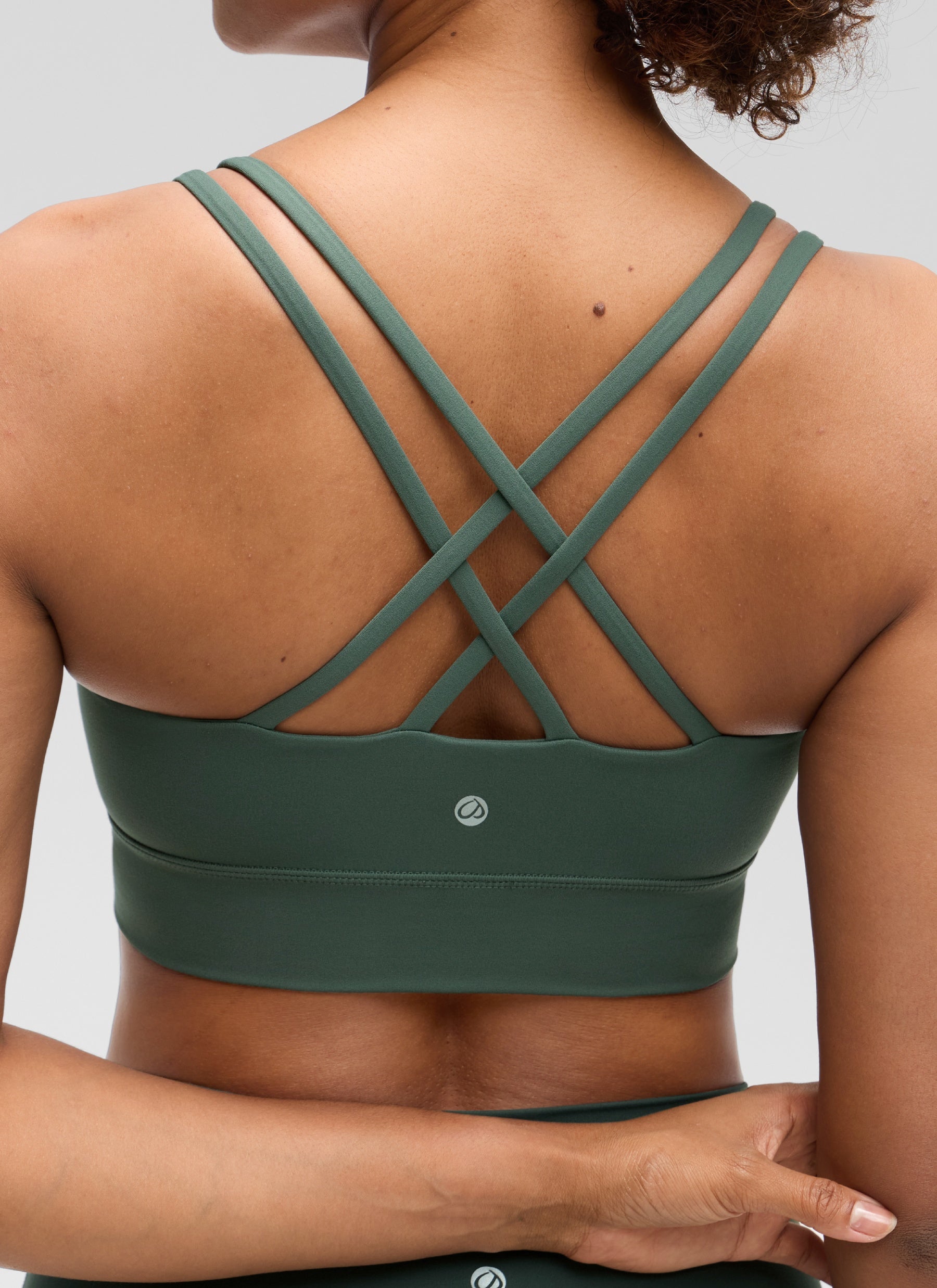 CRZ YOGA Pambabae Butterluxe Strappy Longline Criss Cross Molded Cup Bra Madilim na Forest Green