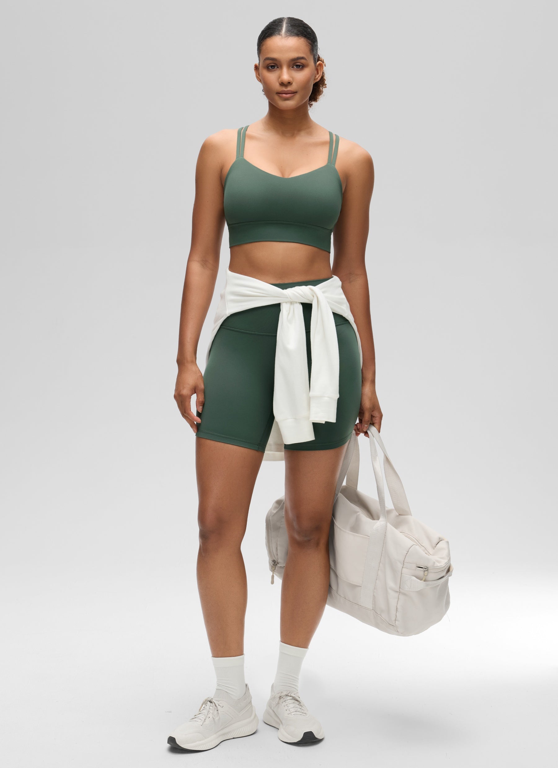 CRZ YOGA Pambabae Butterluxe Strappy Longline Criss Cross Molded Cup Bra Madilim na Forest Green