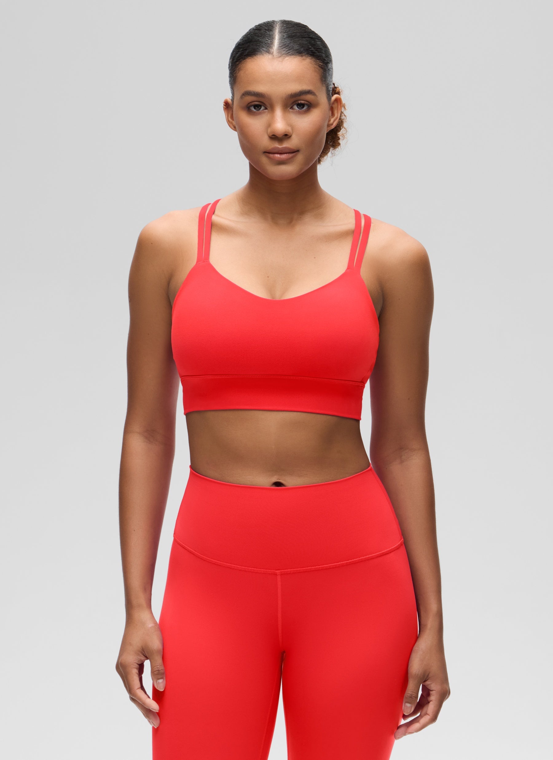 CRZ YOGA Pambabae Butterluxe Strappy Longline Criss Cross Molded Cup Bra Madilim na Pula
