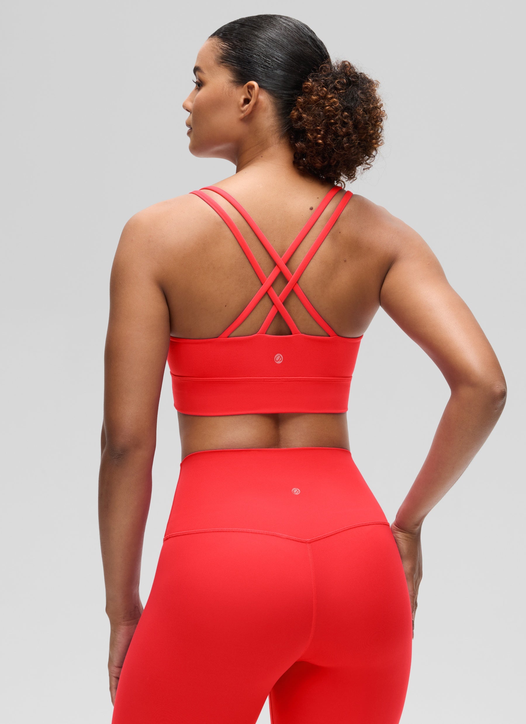 CRZ YOGA Pambabae Butterluxe Strappy Longline Criss Cross Molded Cup Bra Madilim na Pula