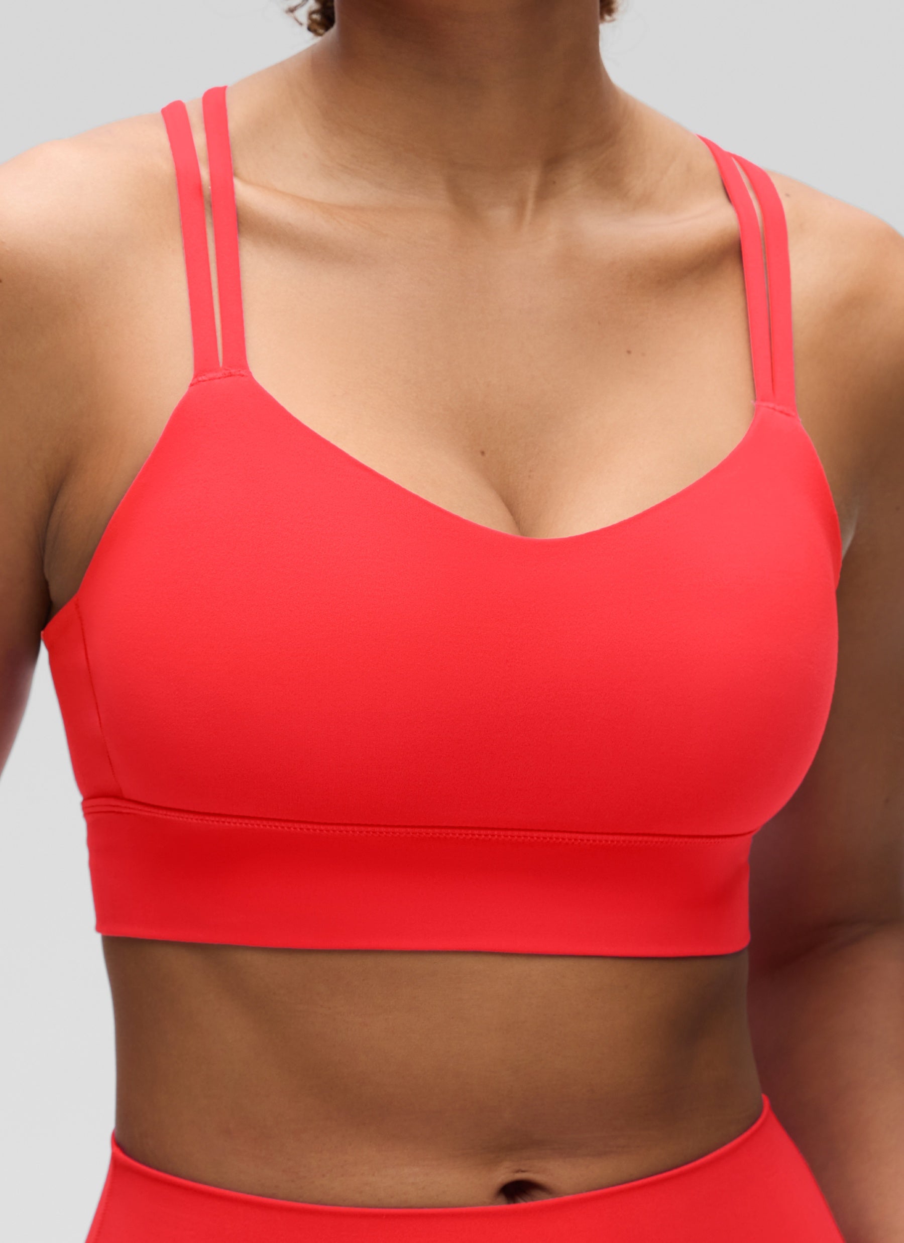 CRZ YOGA Pambabae Butterluxe Strappy Longline Criss Cross Molded Cup Bra Madilim na Pula