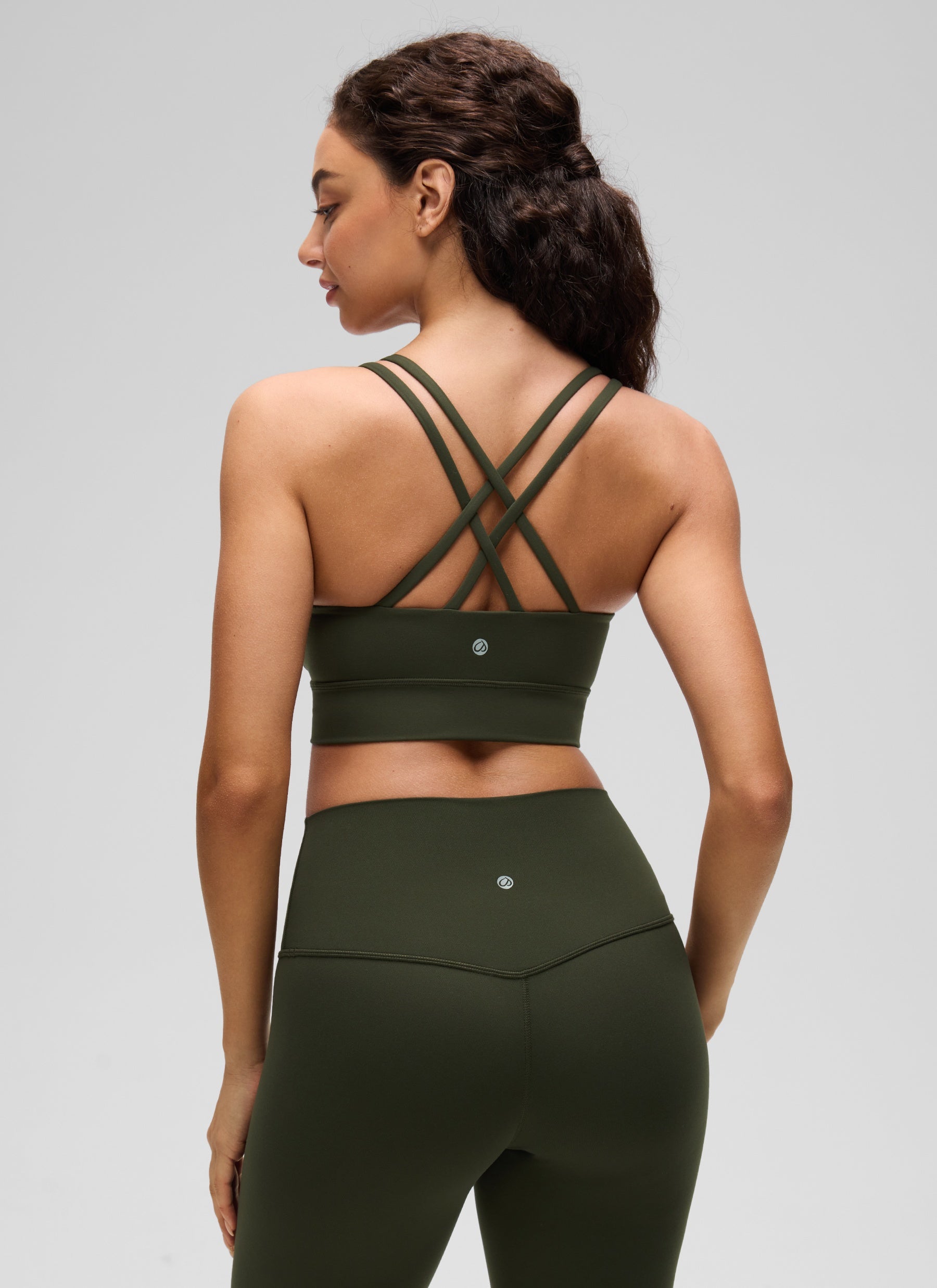 CRZ YOGA Pambabae Butterluxe Strappy Longline Criss Cross Molded Cup Bra na may Olive Green
