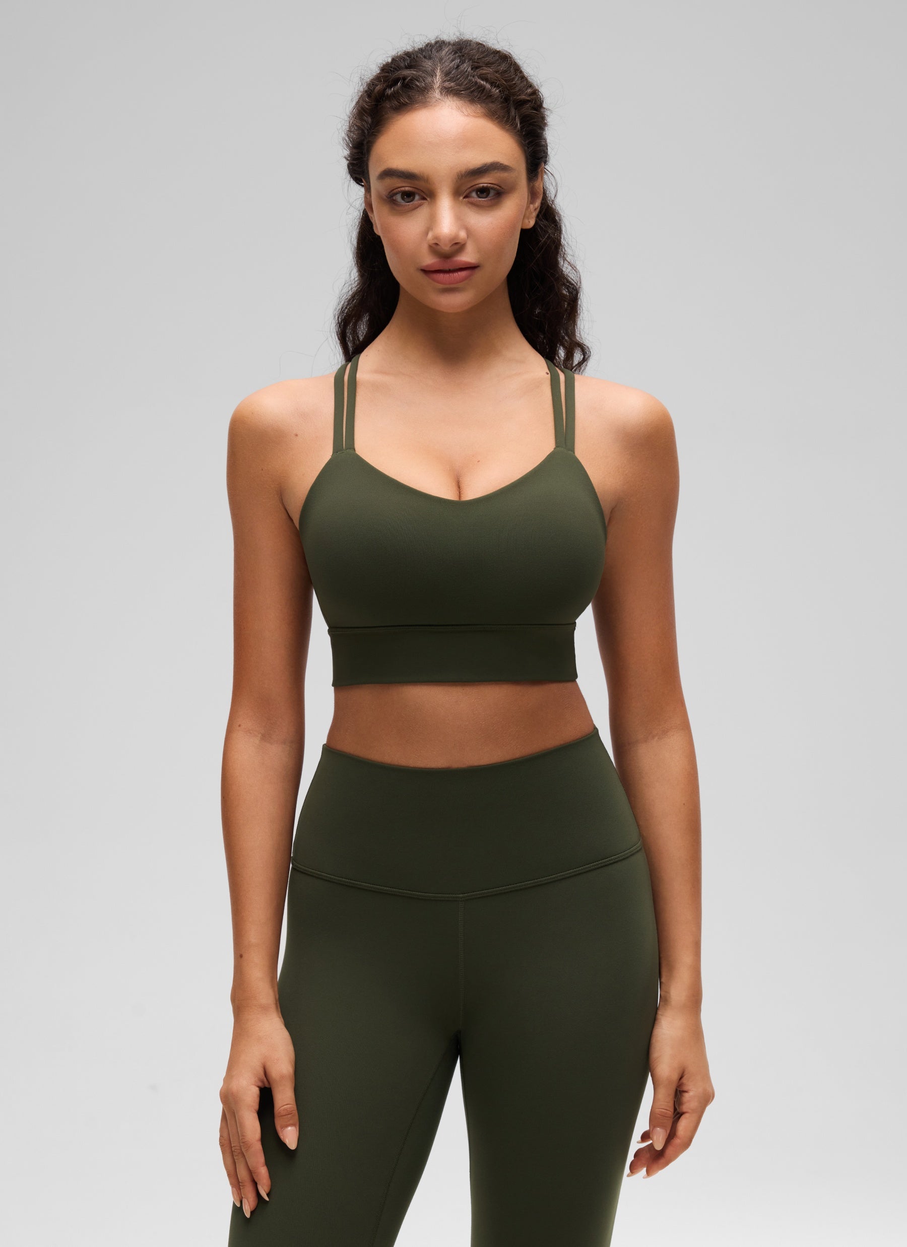 CRZ YOGA Pambabae Butterluxe Strappy Longline Criss Cross Molded Cup Bra na may Olive Green