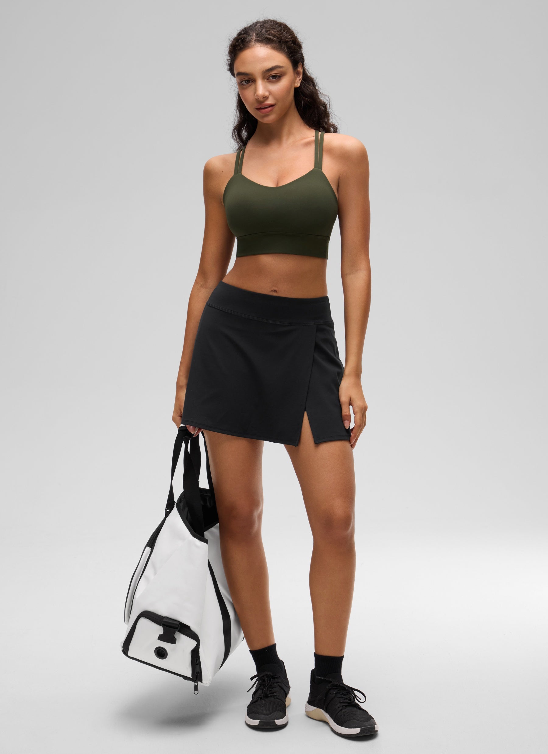 CRZ YOGA Pambabae Butterluxe Strappy Longline Criss Cross Molded Cup Bra na may Olive Green