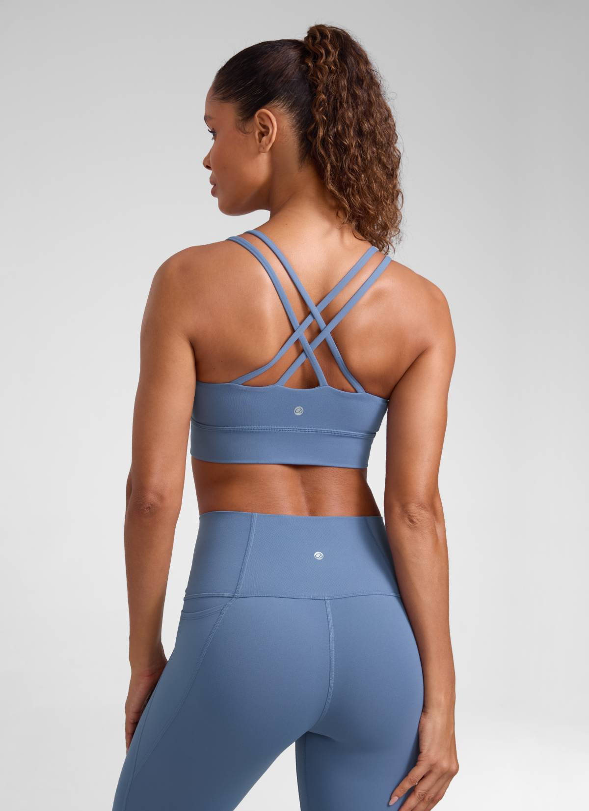 CRZ YOGA Pambabae Butterluxe Strappy Longline Criss Cross Molded Cup Bra na may Strap na Asul na Kulay Oasis