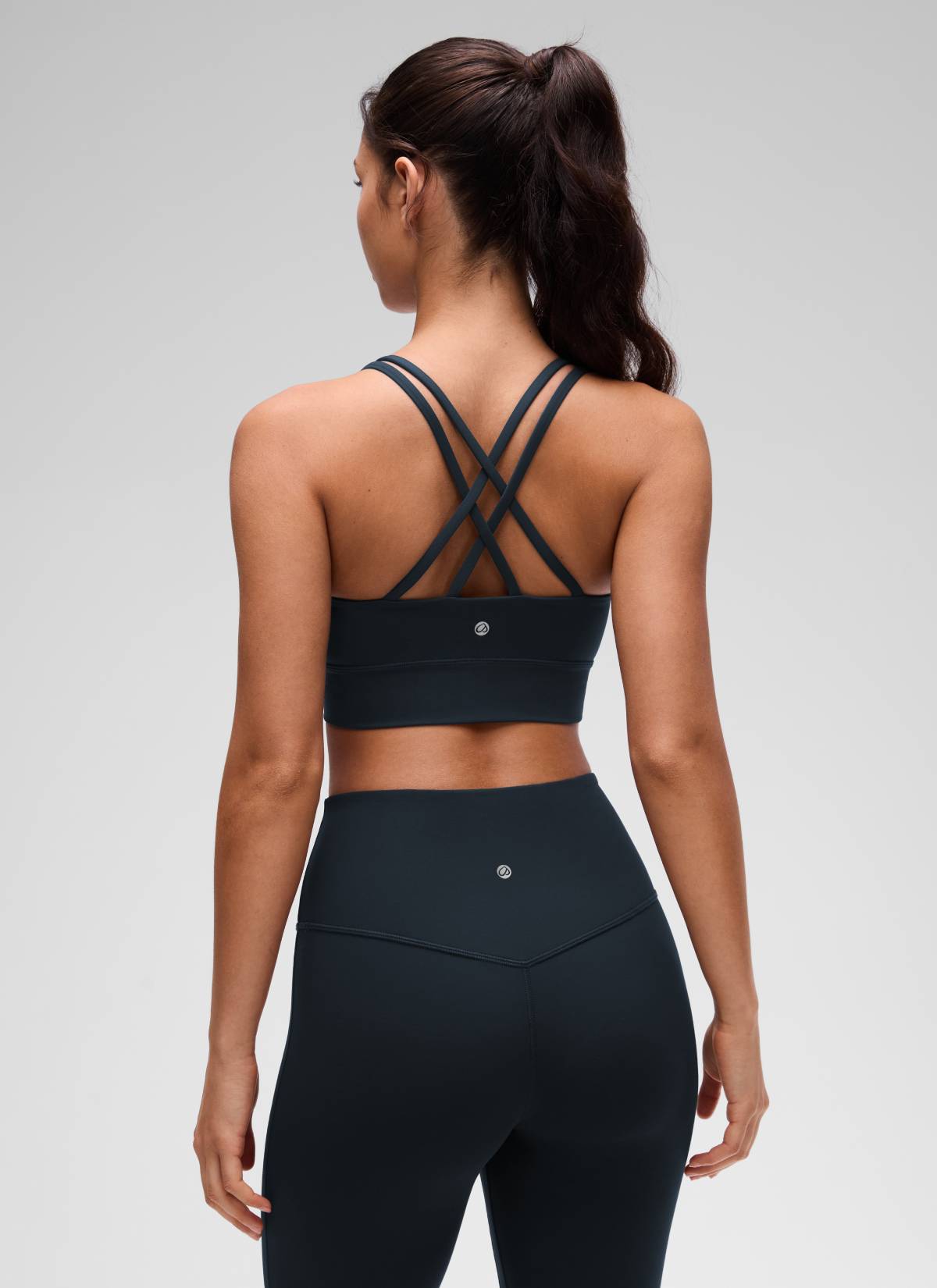 CRZ YOGA Pambabae Butterluxe Strappy Longline Criss Cross Molded Cup Bra na may Tunay na Asul na Asul