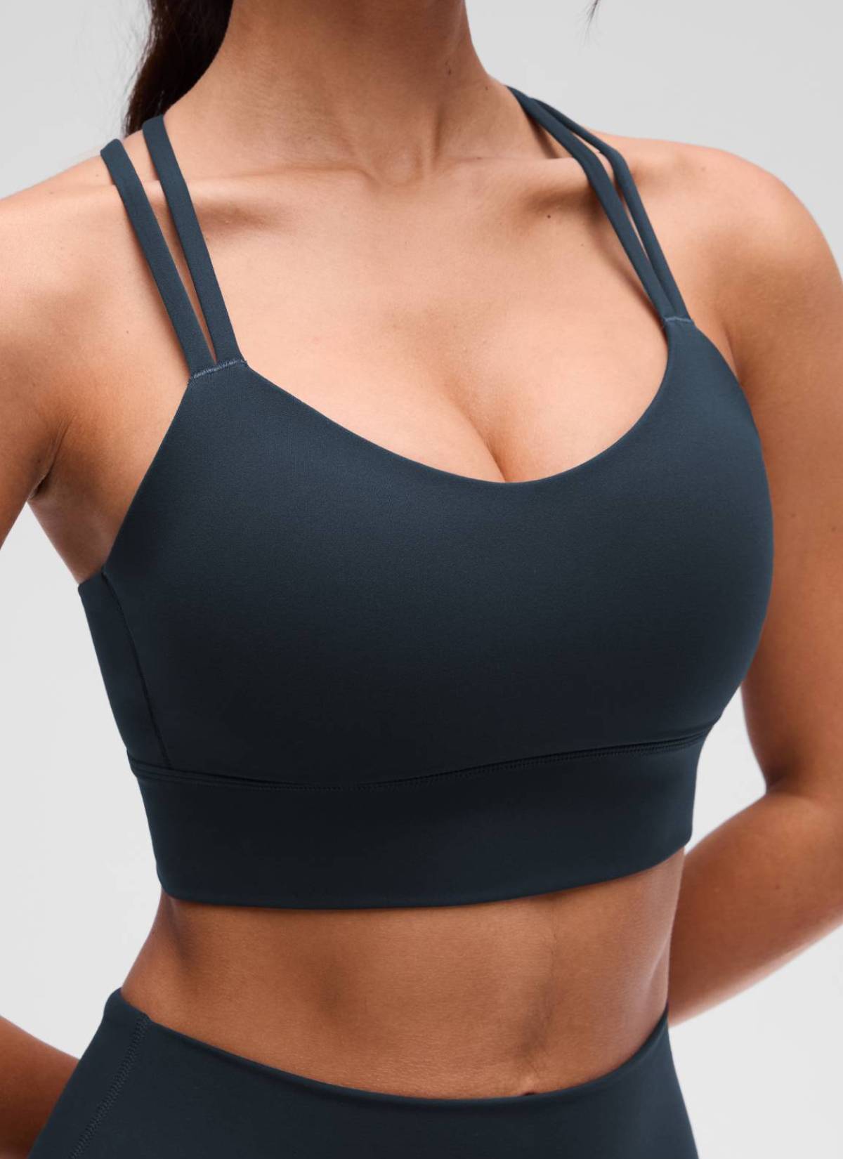 CRZ YOGA Pambabae Butterluxe Strappy Longline Criss Cross Molded Cup Bra na may Tunay na Asul na Asul