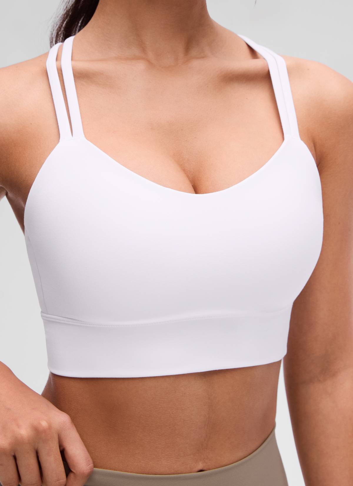 CRZ YOGA Pambabae Butterluxe Strappy Longline Criss Cross Molded Cup Bra na Puti