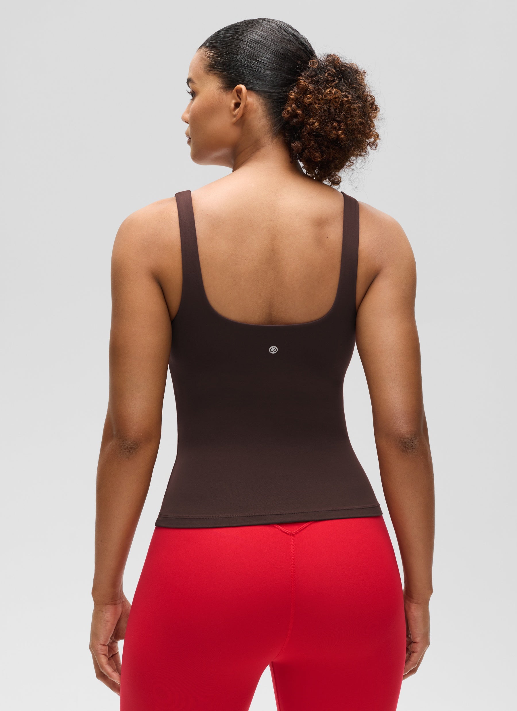 CRZ YOGA SlimFit na Pang-itaas ng Pambabae Butterluxe Built-in na Bra na may U Neck Tanks na may Hot Fudge Brown