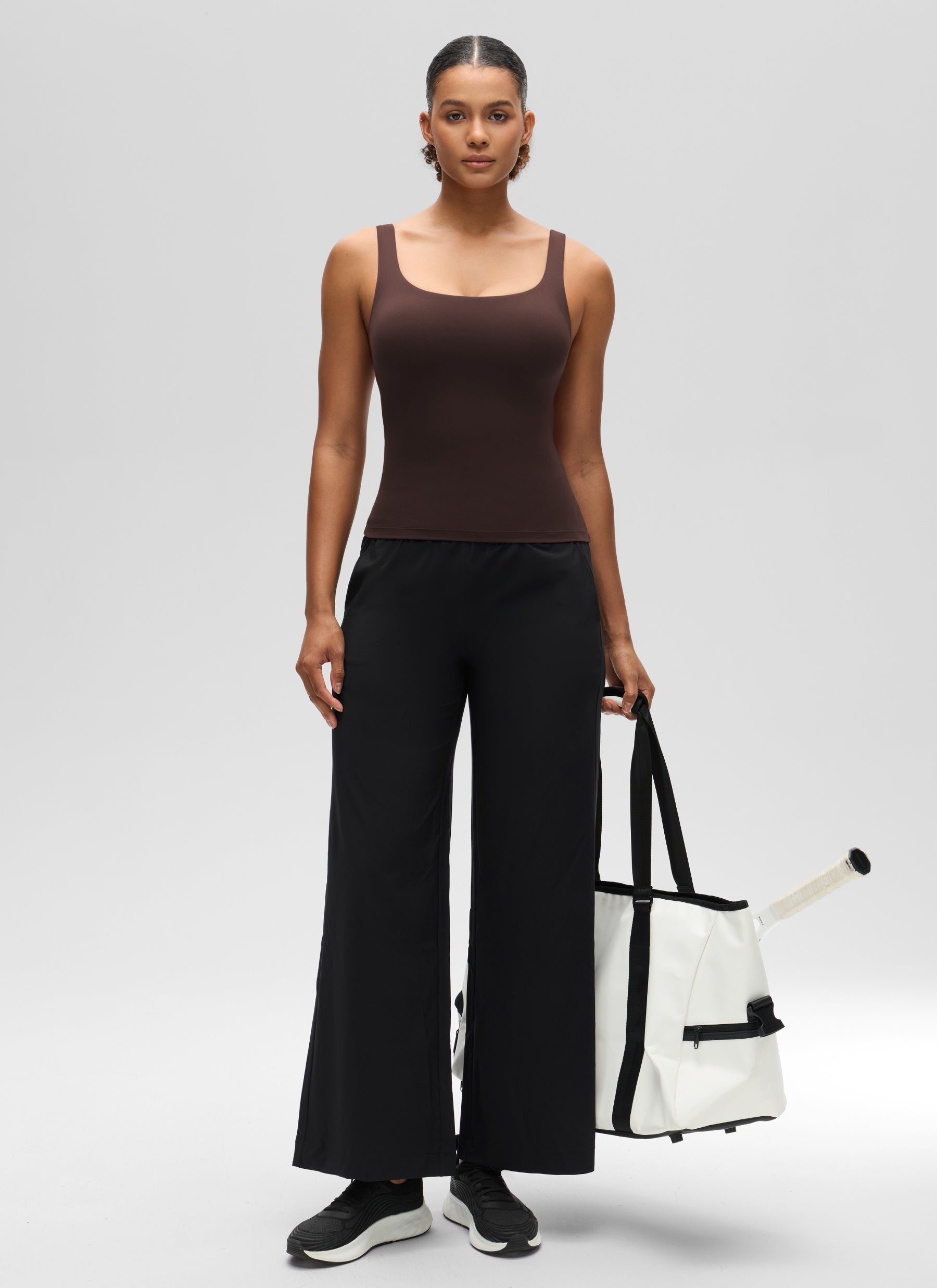 CRZ YOGA SlimFit na Pang-itaas ng Pambabae Butterluxe Built-in na Bra na may U Neck Tanks na may Hot Fudge Brown