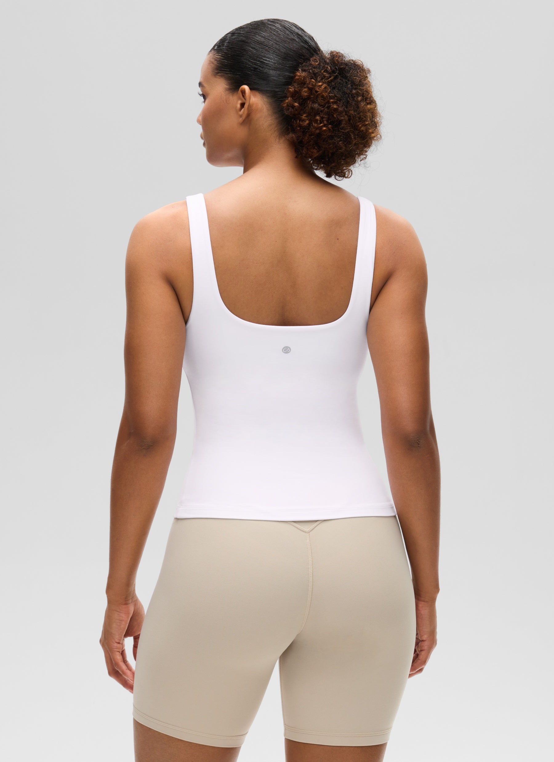 CRZ YOGA SlimFit na Pang-itaas ng Pambabae Butterluxe Built-in na Bra na may U Neck Tanks na Puti