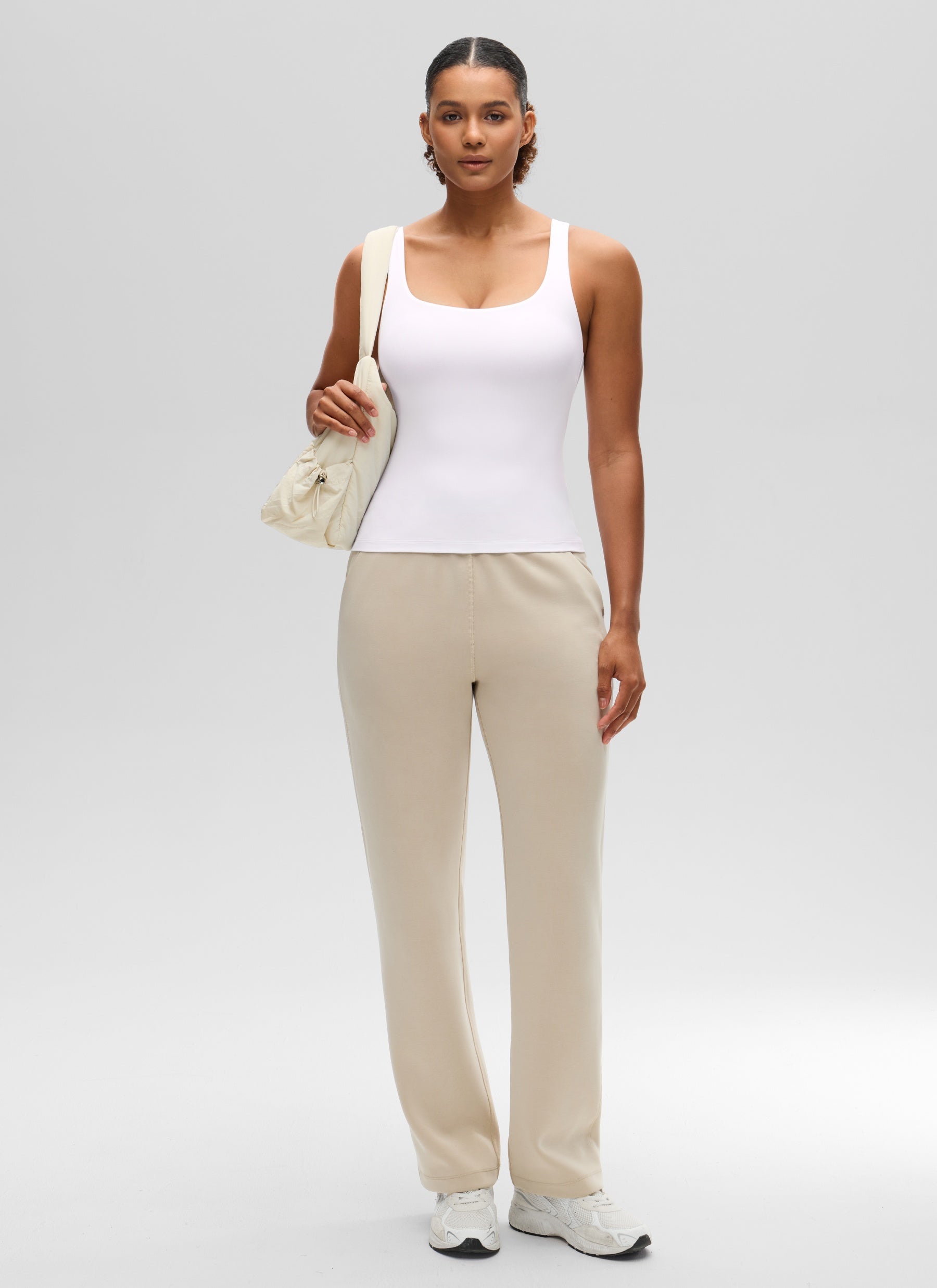 CRZ YOGA SlimFit na Pang-itaas ng Pambabae Butterluxe Built-in na Bra na may U Neck Tanks na Puti