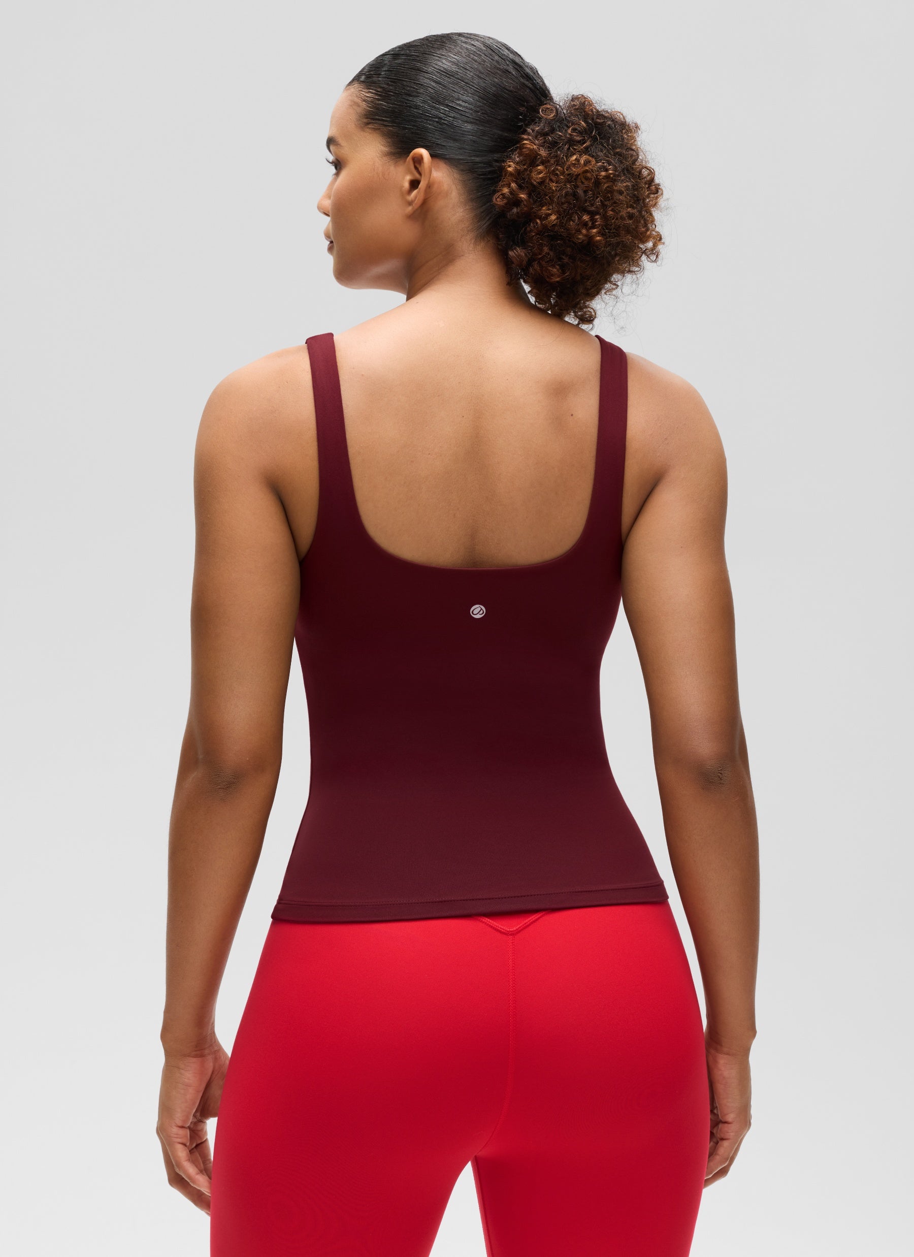 CRZ YOGA SlimFit na Pang-itaas ng Pambabae Butterluxe Built-in na Bra U Neck Tanks Red Merlot