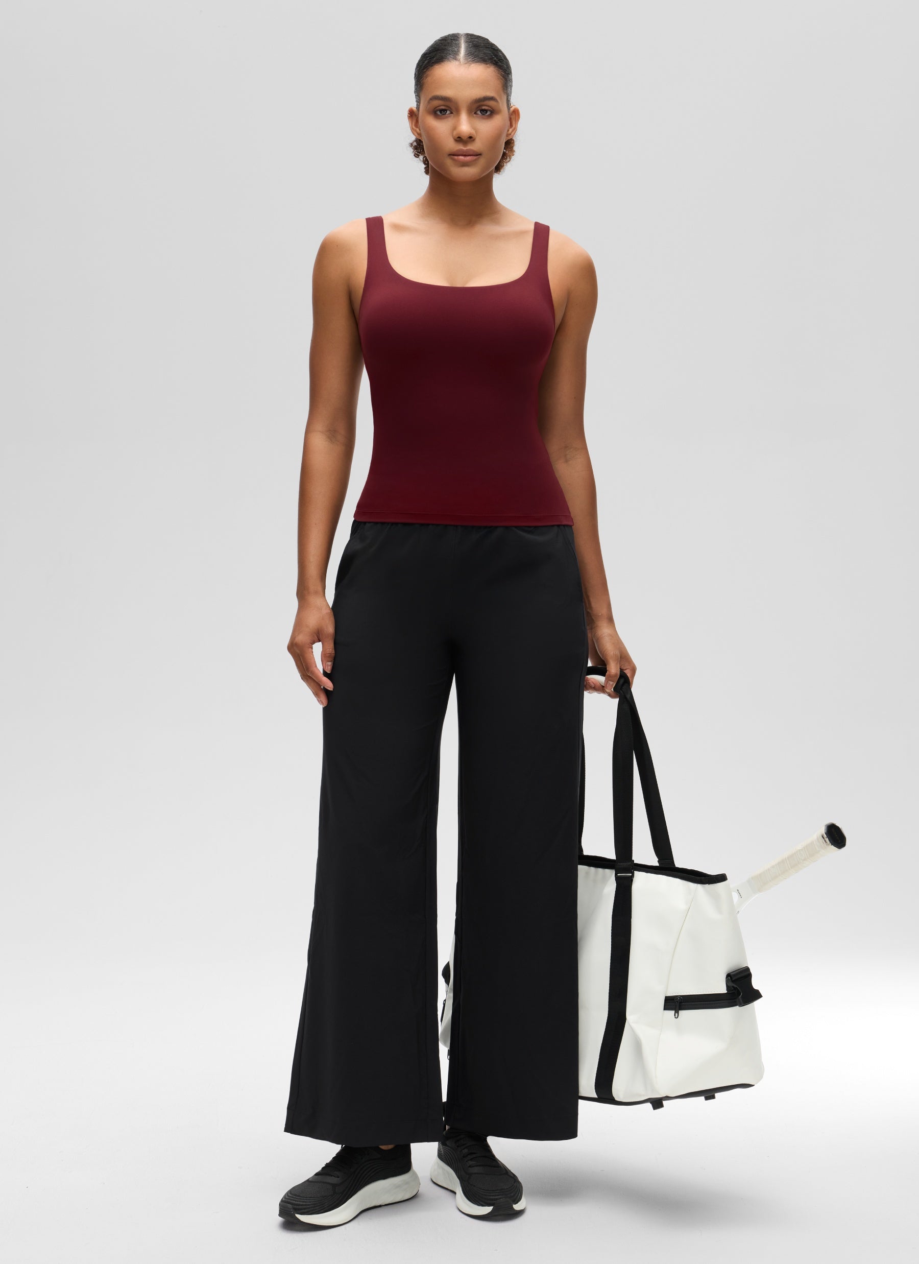 CRZ YOGA SlimFit na Pang-itaas ng Pambabae Butterluxe Built-in na Bra U Neck Tanks Red Merlot