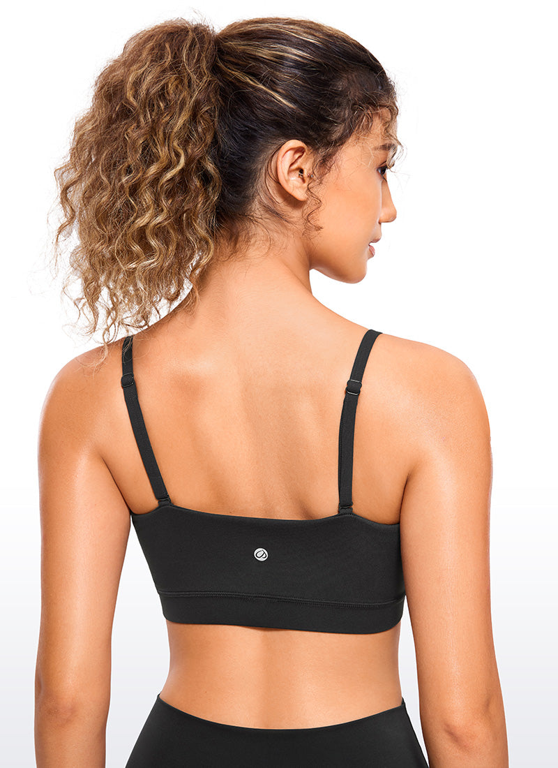 CRZ YOGA Pambabaeng Butterluxe Adjustable Spaghetti Thin Strap Sports Bra Kulay Itim