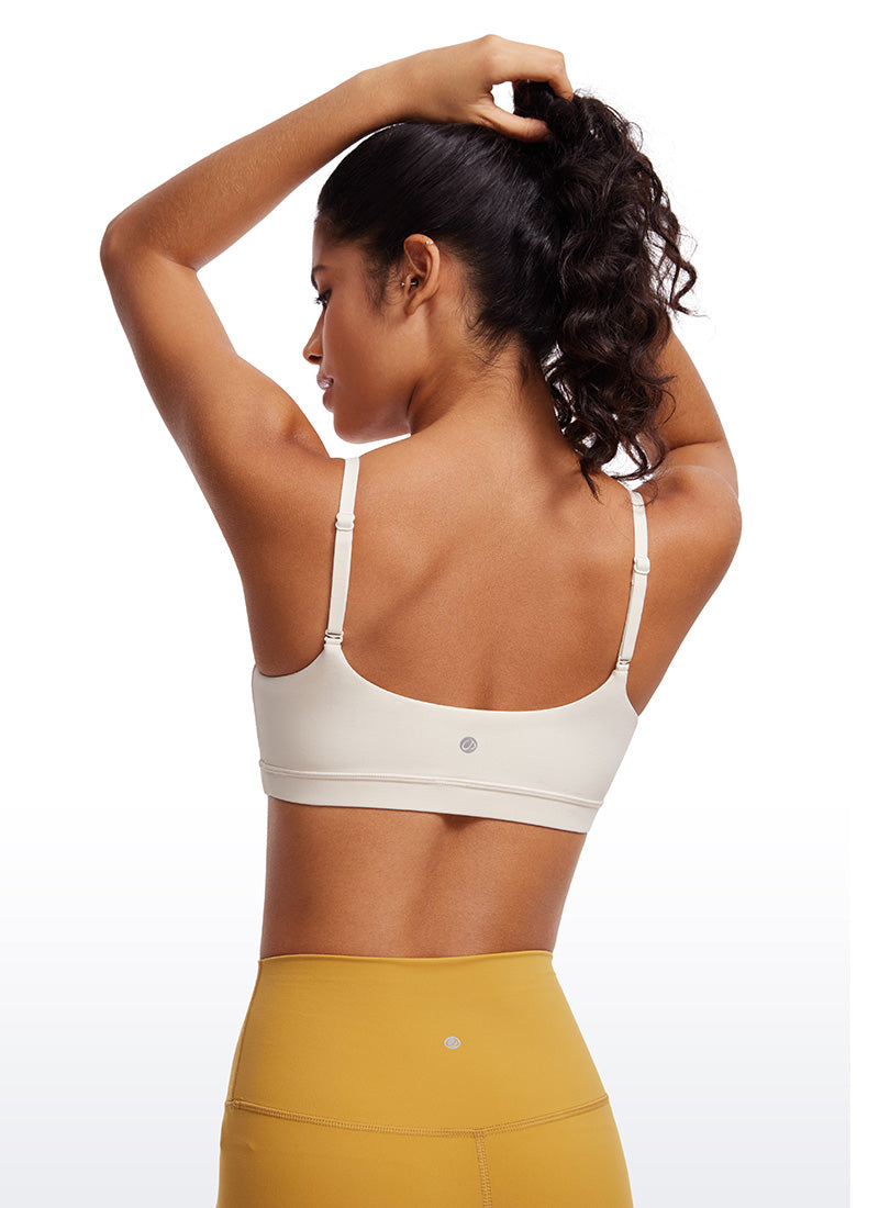 CRZ YOGA Pambabaeng Butterluxe Adjustable Spaghetti Strap Scoop Neck Bra White Apricot