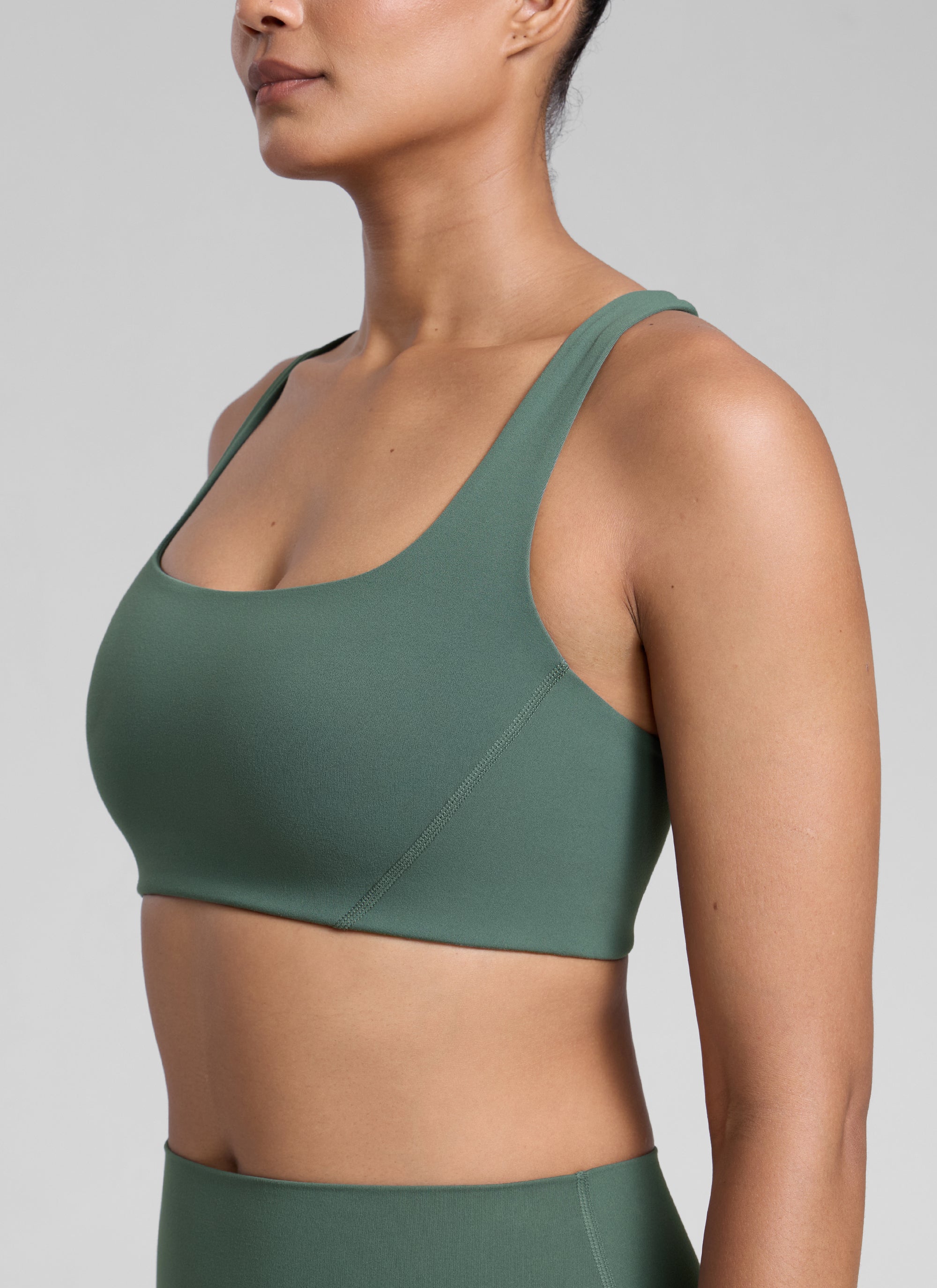 CRZ YOGA Pambabae Butterlift Dobleng Linya ng Square Neck Yoga Sports Bra na may Madilim na Forest Green