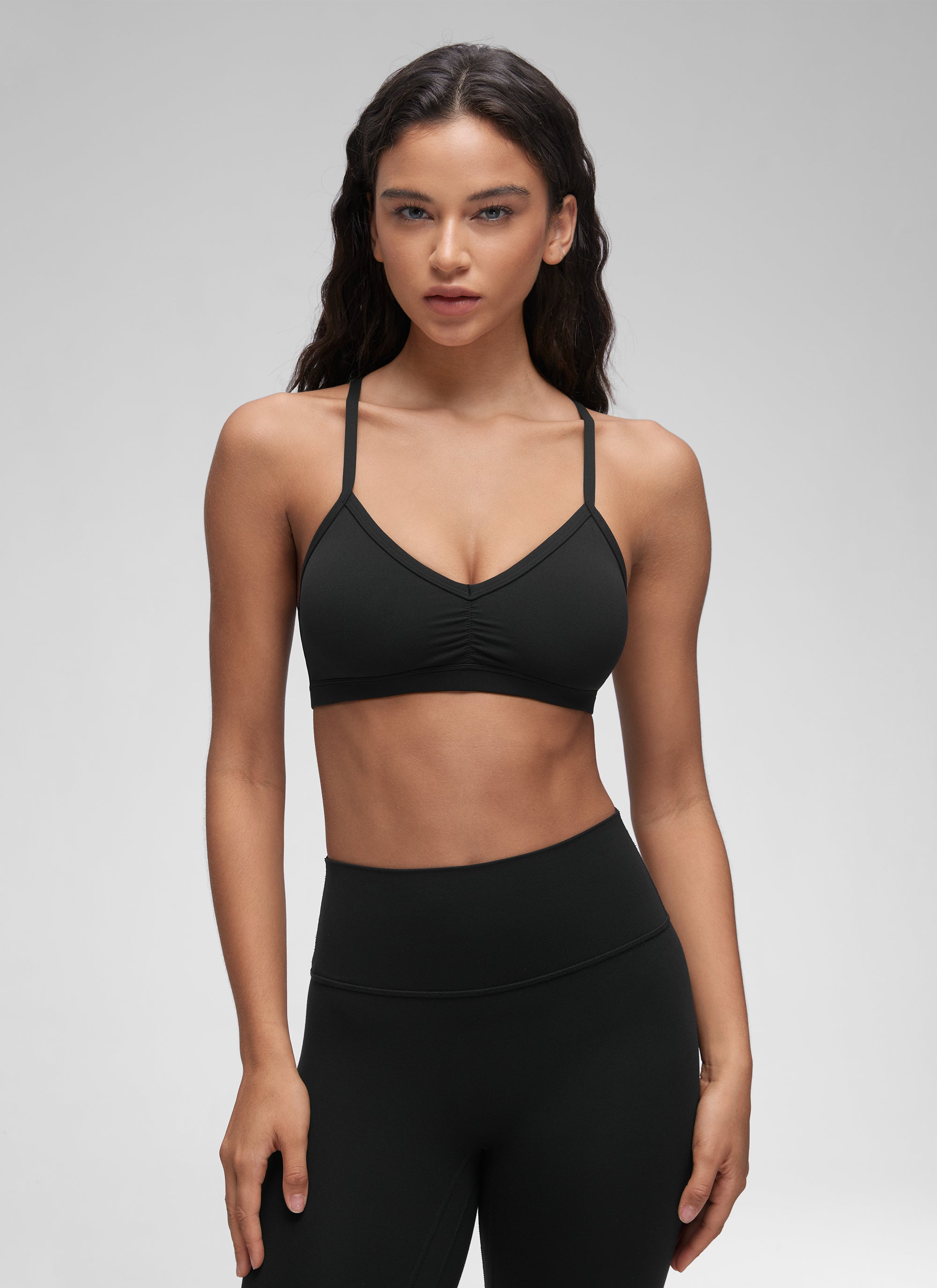CRZ YOGA Butterluxe Pambabaeng Ruched V Neck Yoga Padded Sports Bra Itim