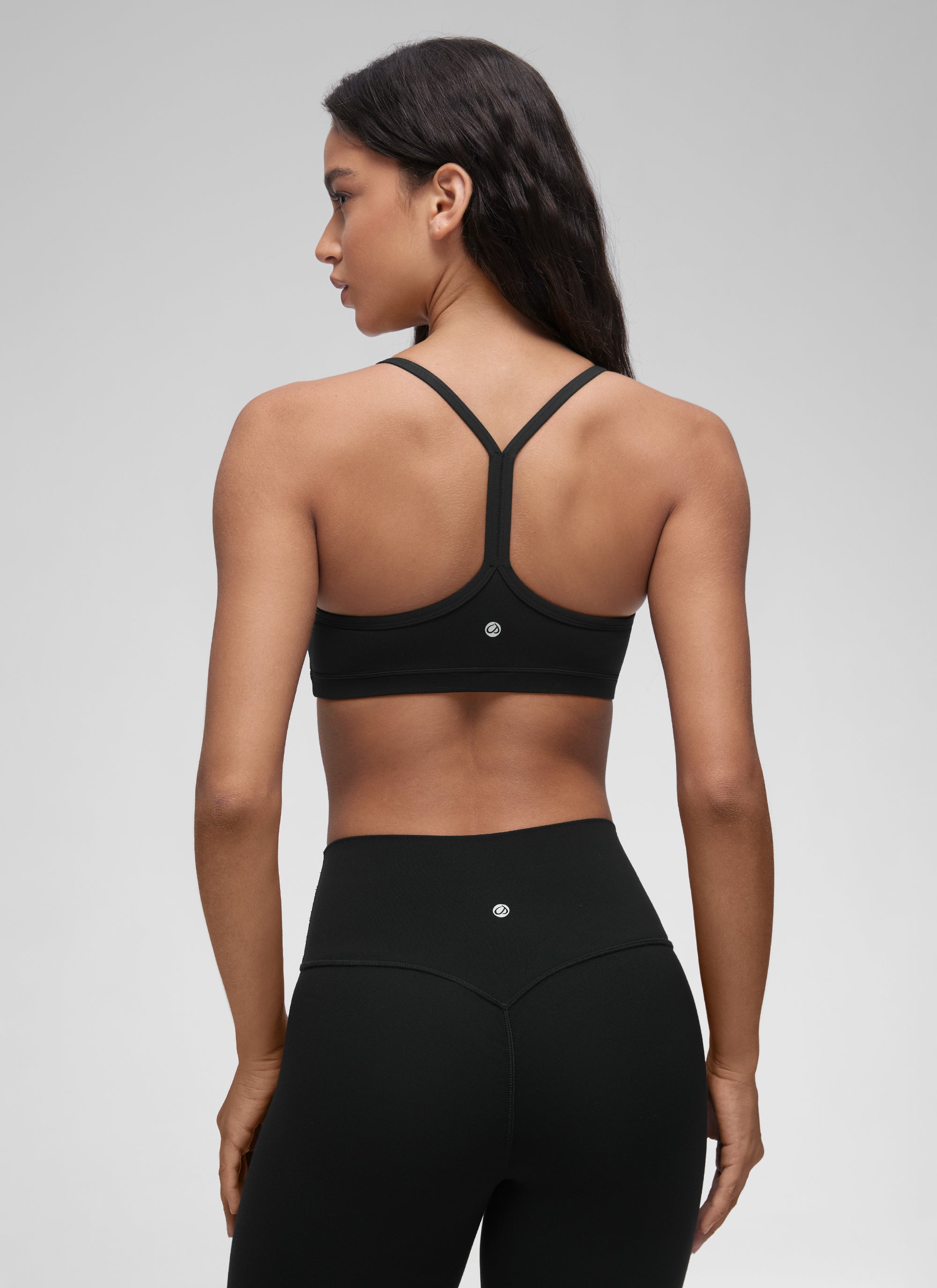 CRZ YOGA Butterluxe Pambabaeng Ruched V Neck Yoga Padded Sports Bra Itim