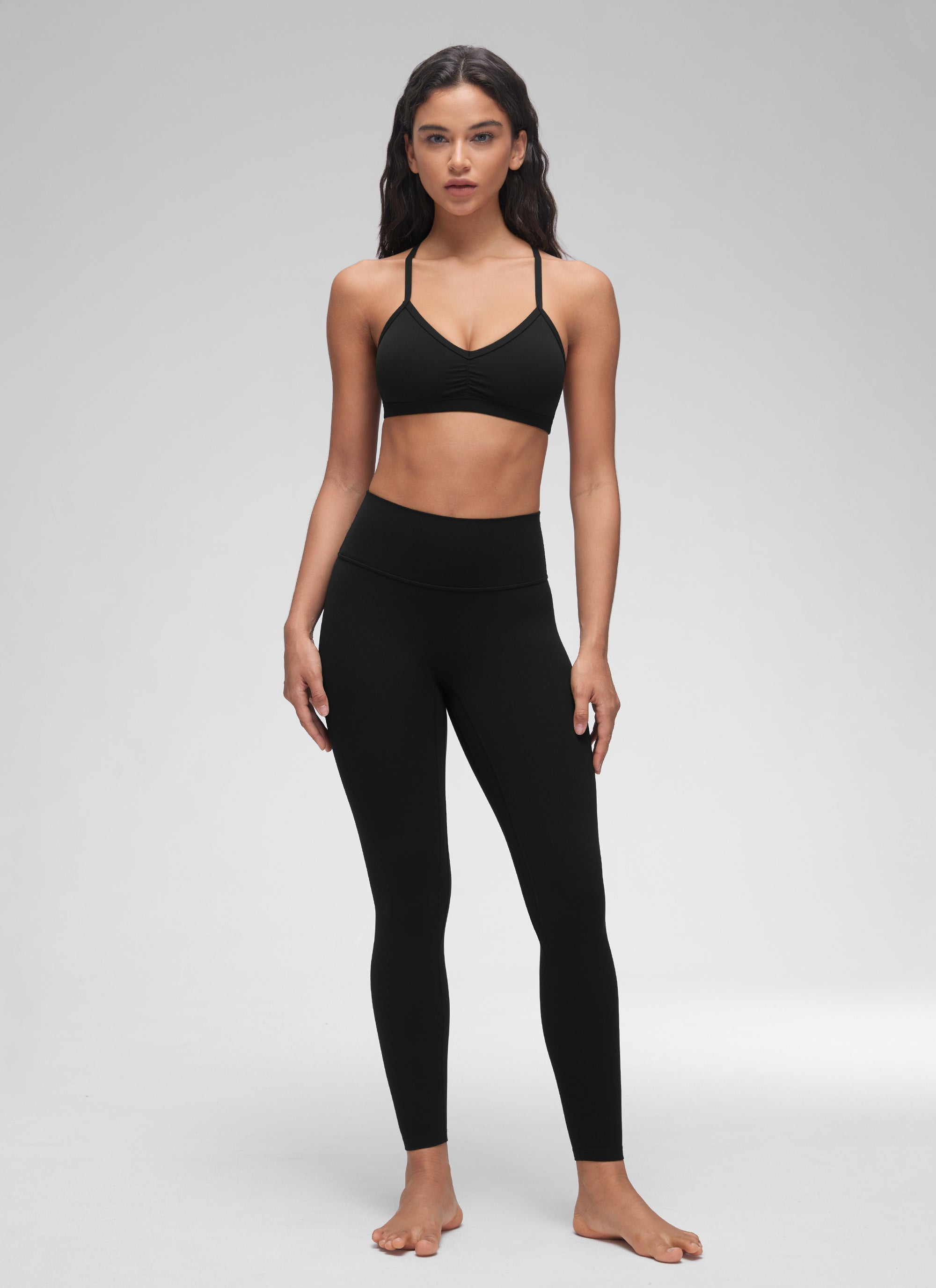 CRZ YOGA Butterluxe Pambabaeng Ruched V Neck Yoga Padded Sports Bra Itim