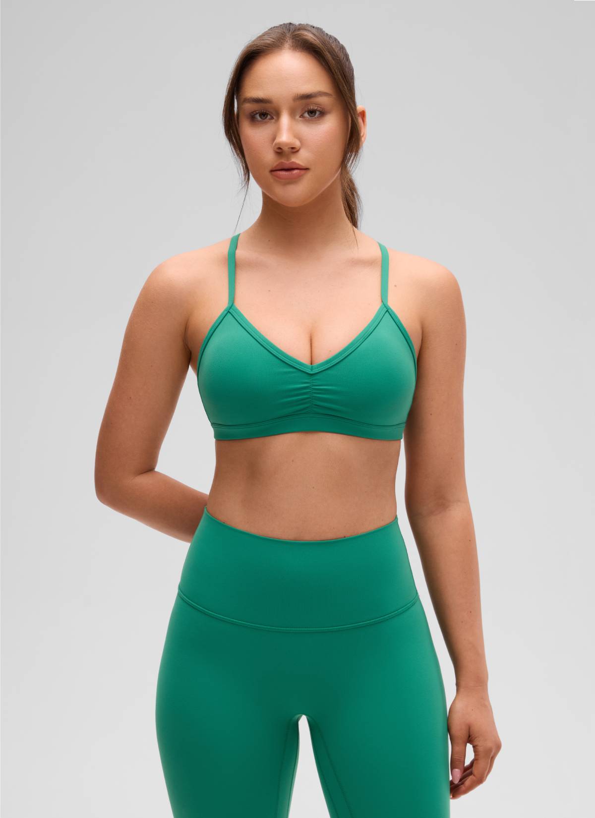 CRZ YOGA Butterluxe Pambabaeng Ruched V Neck Yoga Padded Sports Bra Cascadia Green