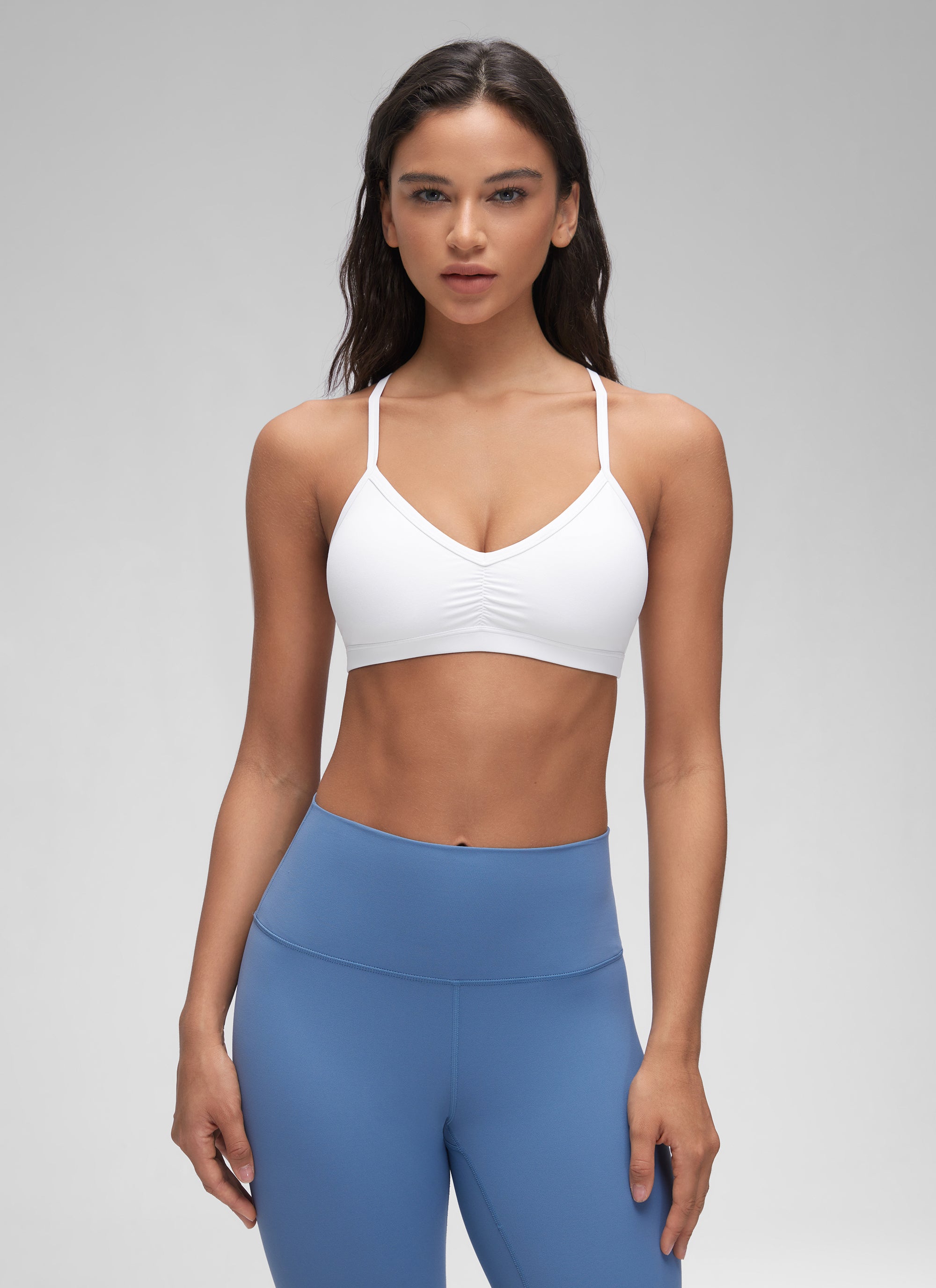 CRZ YOGA Butterluxe Pambabaeng Ruched V Neck Yoga Padded Sports Bra Puti