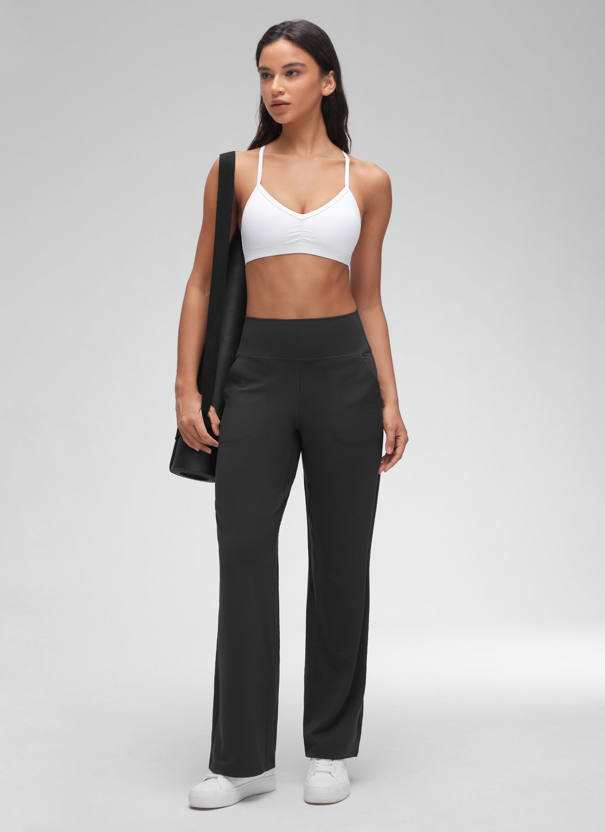 CRZ YOGA Butterluxe Pambabaeng Ruched V Neck Yoga Padded Sports Bra Puti