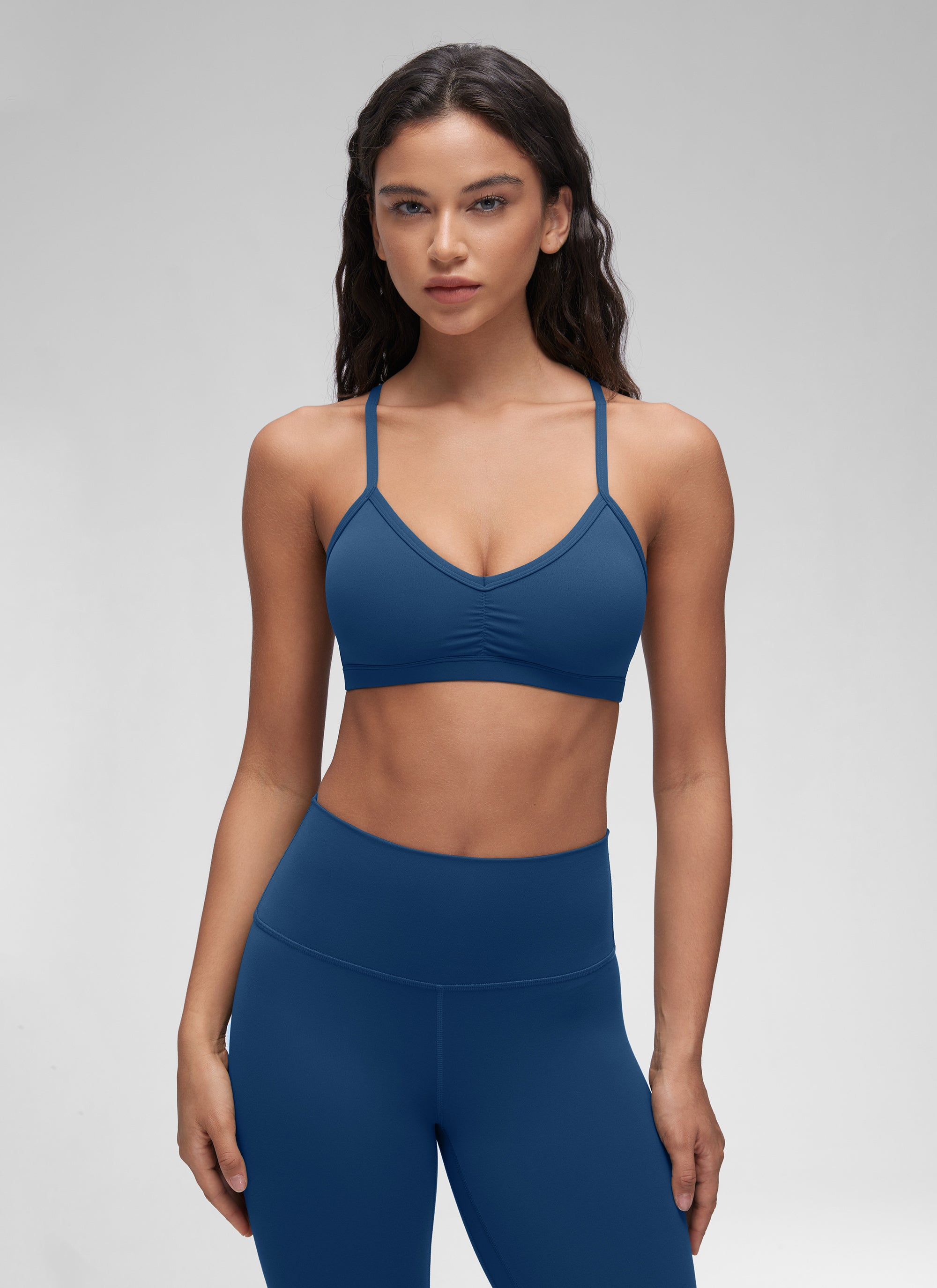 CRZ YOGA Butterluxe Pambabaeng Ruched V Neck Yoga Padded Sports Bra French Navy