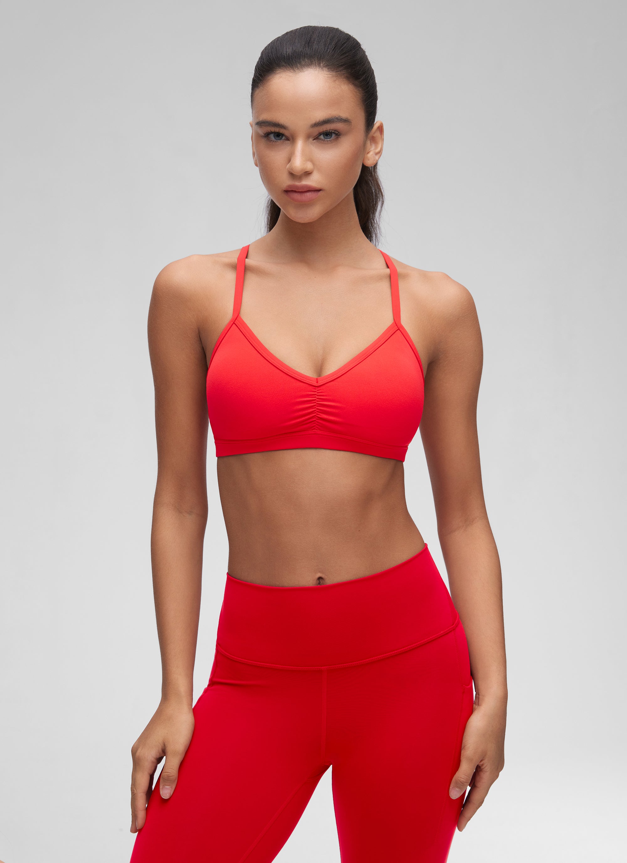 CRZ YOGA Butterluxe Pambabaeng Ruched V Neck Yoga Padded Sports Bra Madilim na Pula