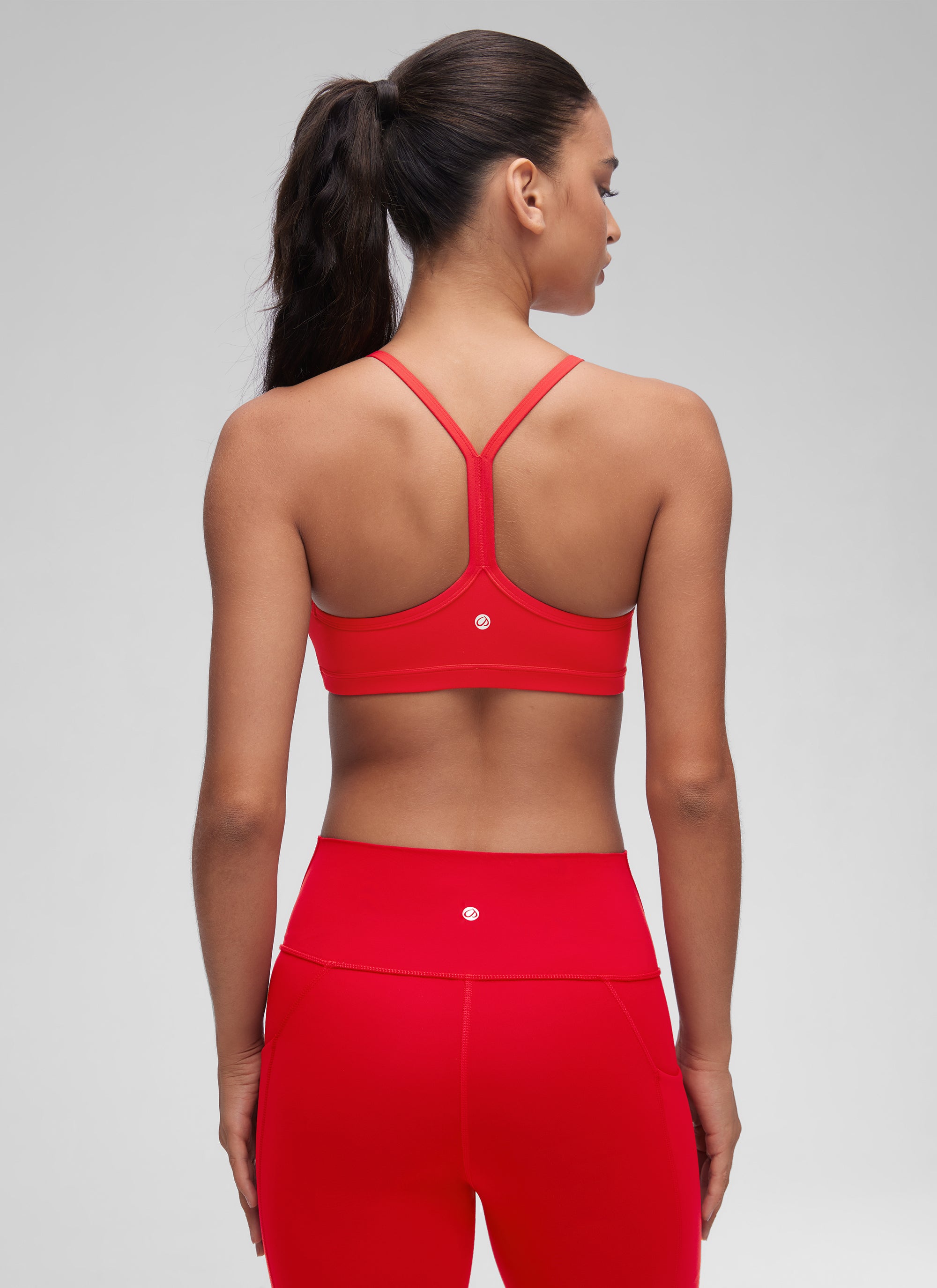 CRZ YOGA Butterluxe Pambabaeng Ruched V Neck Yoga Padded Sports Bra Madilim na Pula