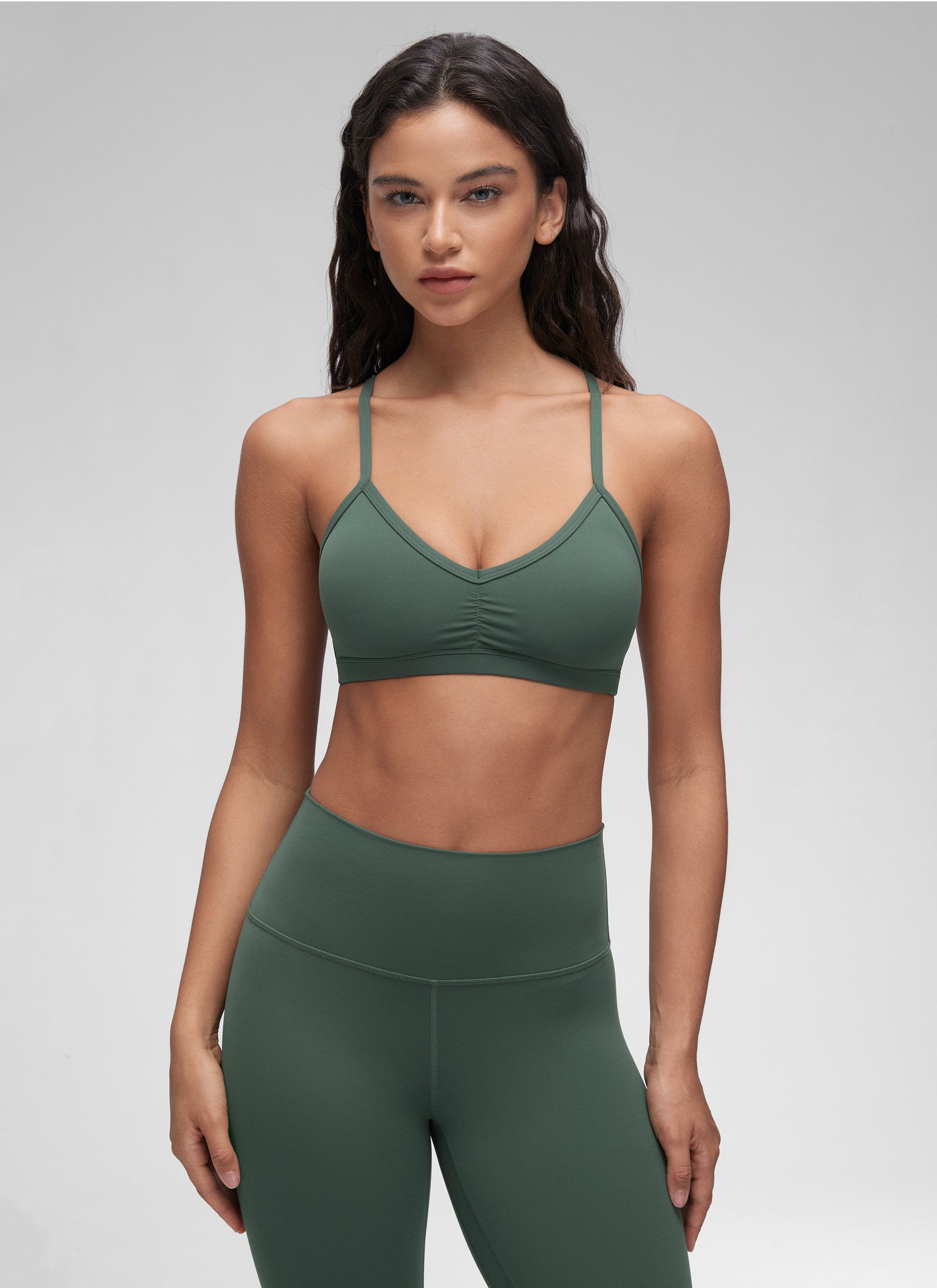 CRZ YOGA Butterluxe Pambabaeng Ruched V Neck Yoga Padded Sports Bra Dark Forest Green
