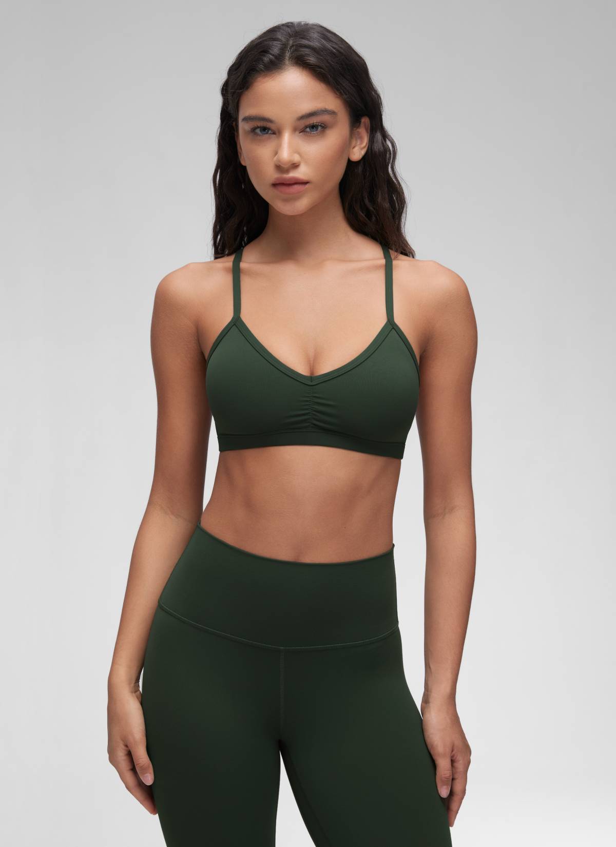 CRZ YOGA Butterluxe Pambabaeng Ruched V Neck Yoga Padded Sports Bra Legend Green