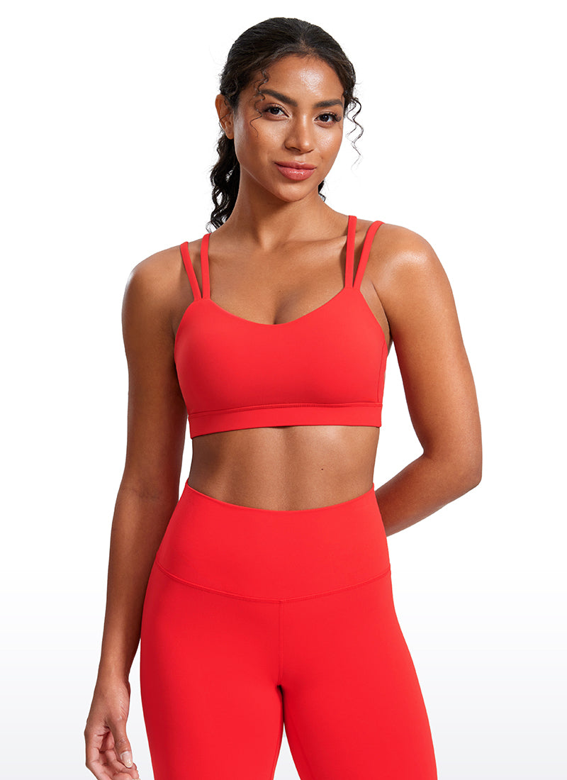 CRZ YOGA Pambabaeng Yoga Molded Cup Butterluxe Strappy Bra na may V Neck na Madilim na Pula