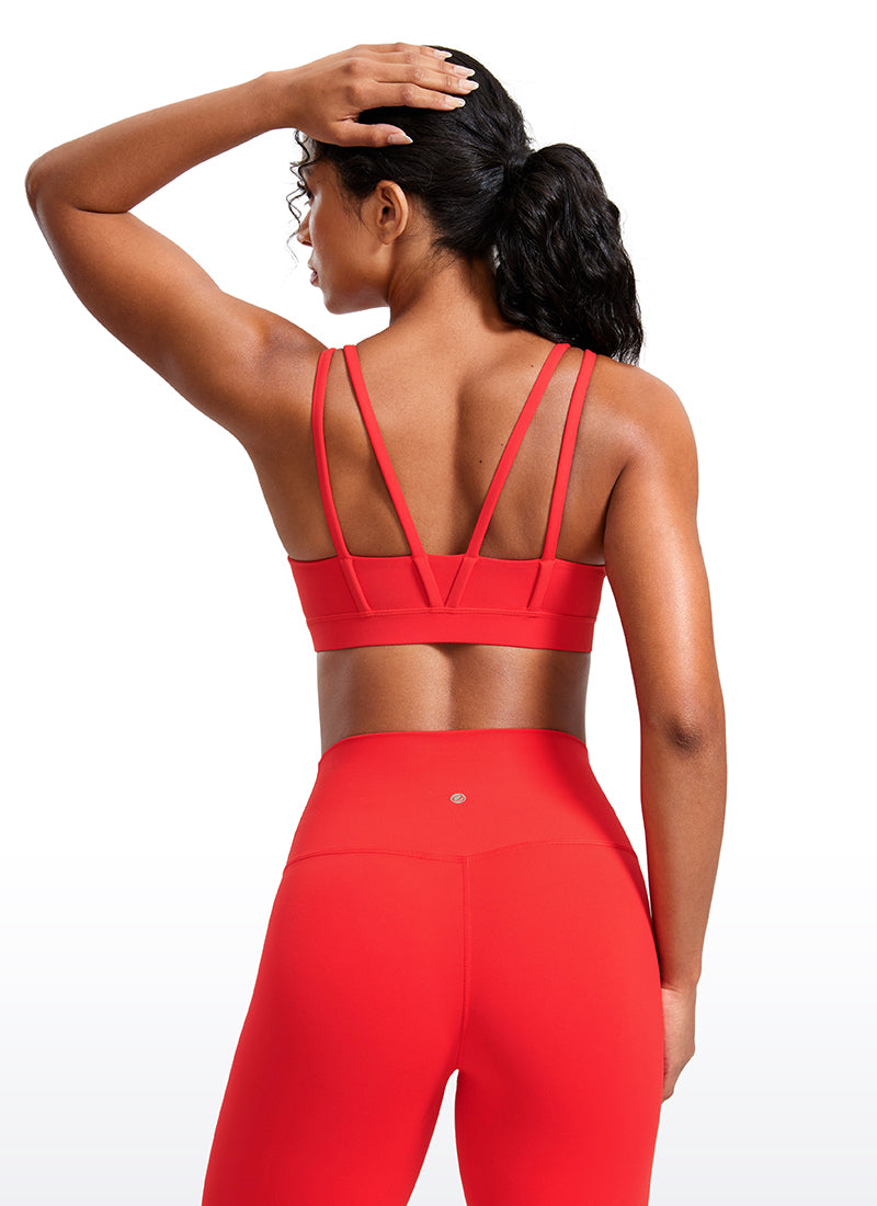 CRZ YOGA Pambabaeng Yoga Molded Cup Butterluxe Strappy Bra na may V Neck na Madilim na Pula
