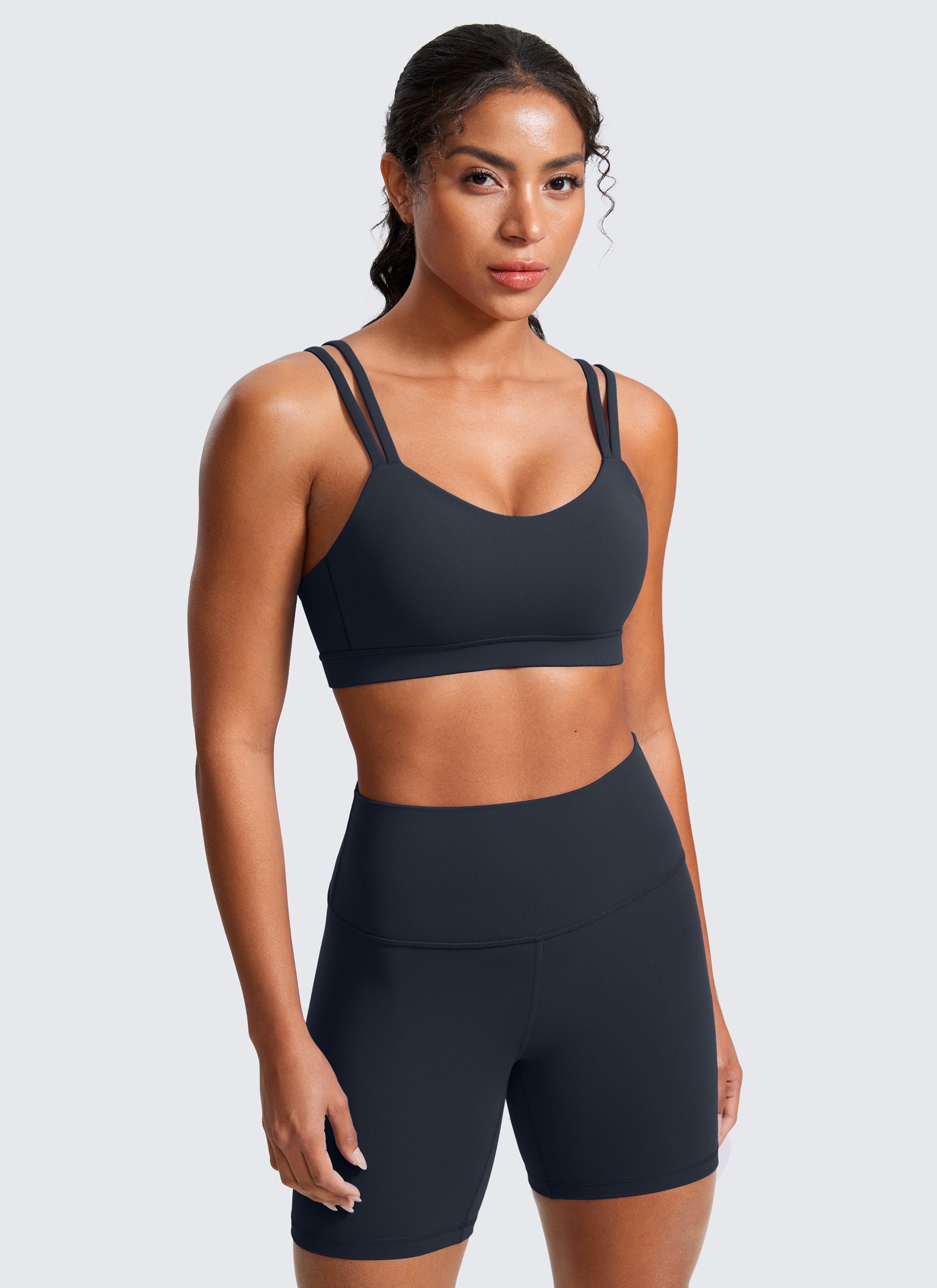CRZ YOGA Pambabaeng Yoga Molded Cup Butterluxe Strappy Bra na may V Neck na Tunay na Asul