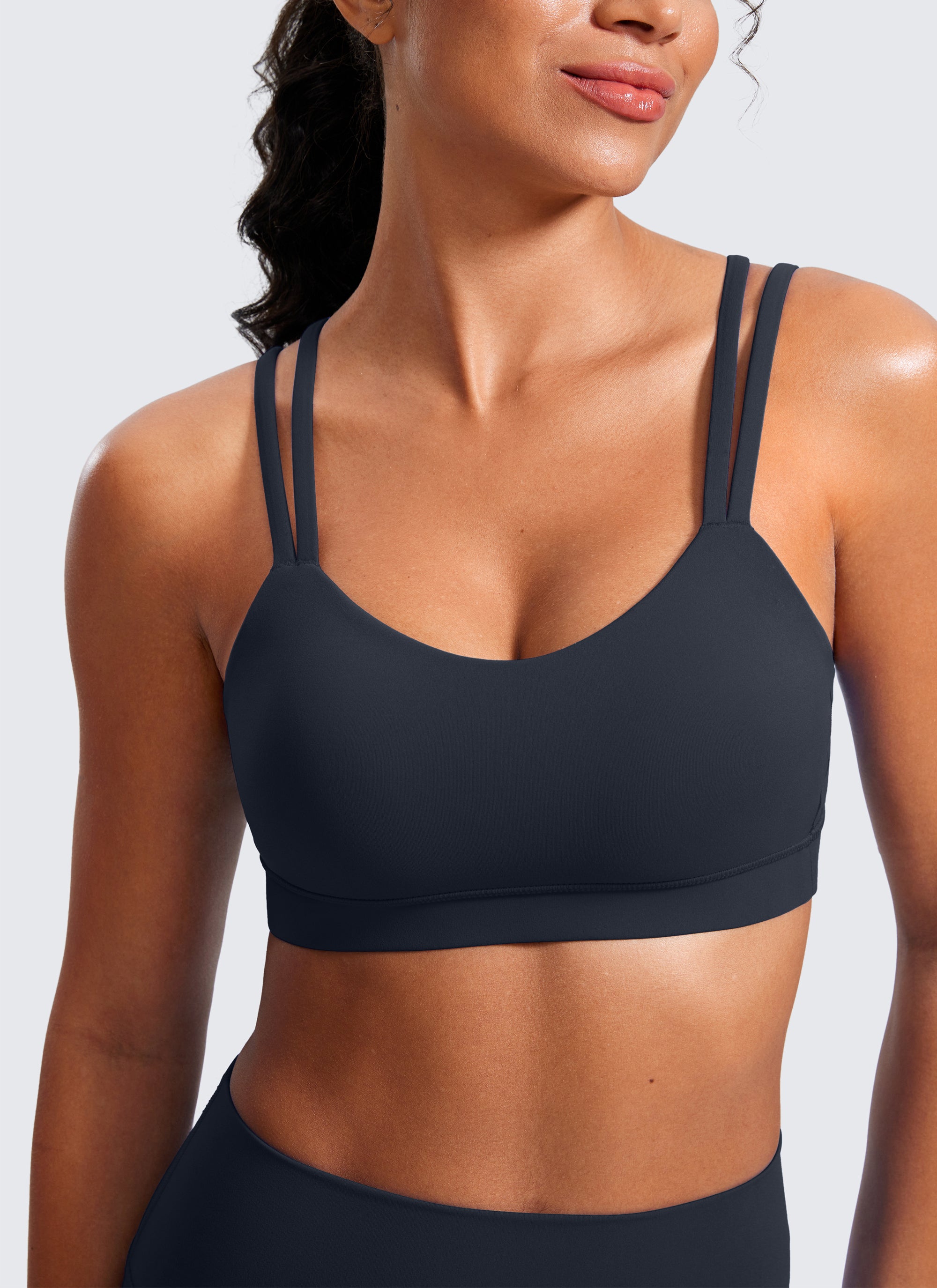 CRZ YOGA Pambabaeng Yoga Molded Cup Butterluxe Strappy Bra na may V Neck na Tunay na Asul