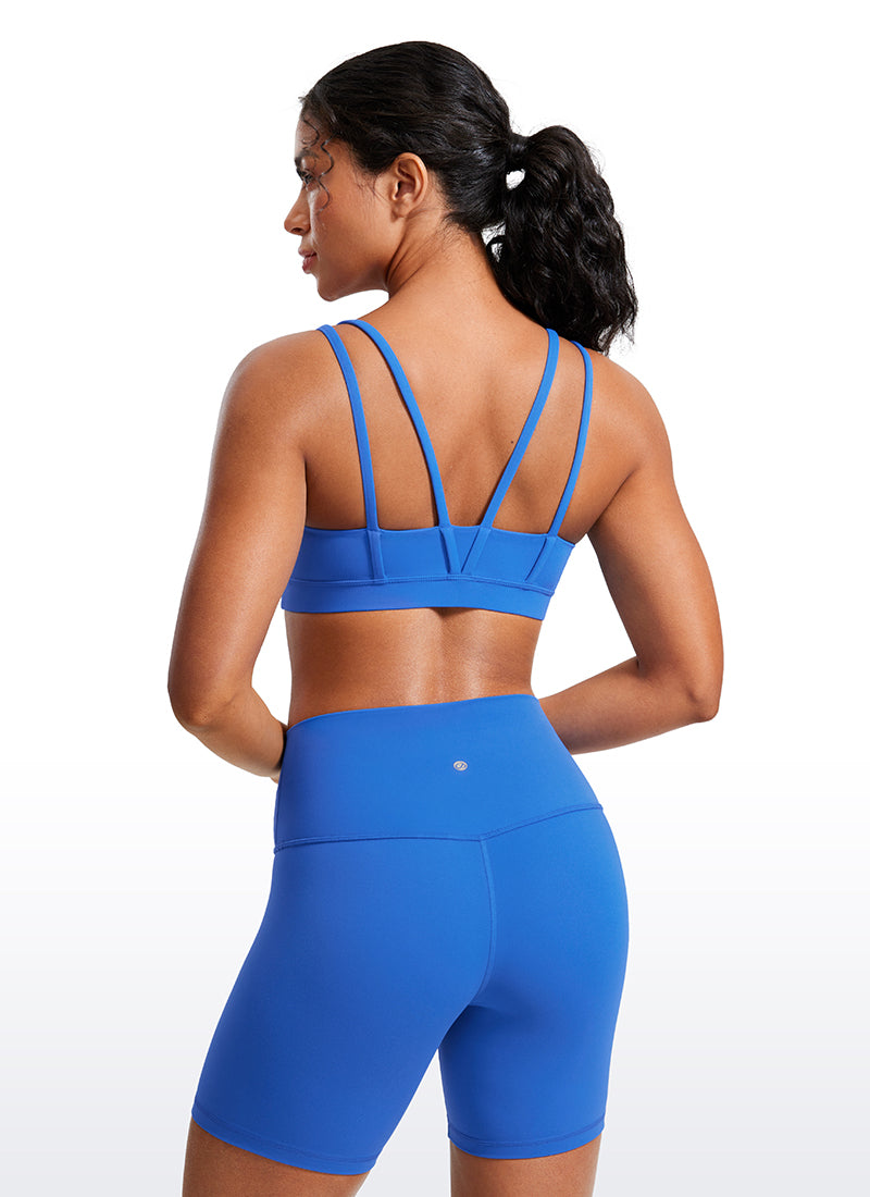 CRZ YOGA Pambabaeng Yoga Molded Cup Butterluxe Strappy Bra na may V Neck na Kumikinang na Asul