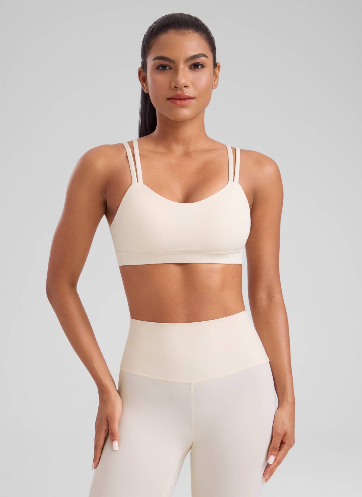 CRZ YOGA Pambabaeng Yoga Molded Cup Butterluxe Strappy Bra na may V Neck na Puting Aprikot