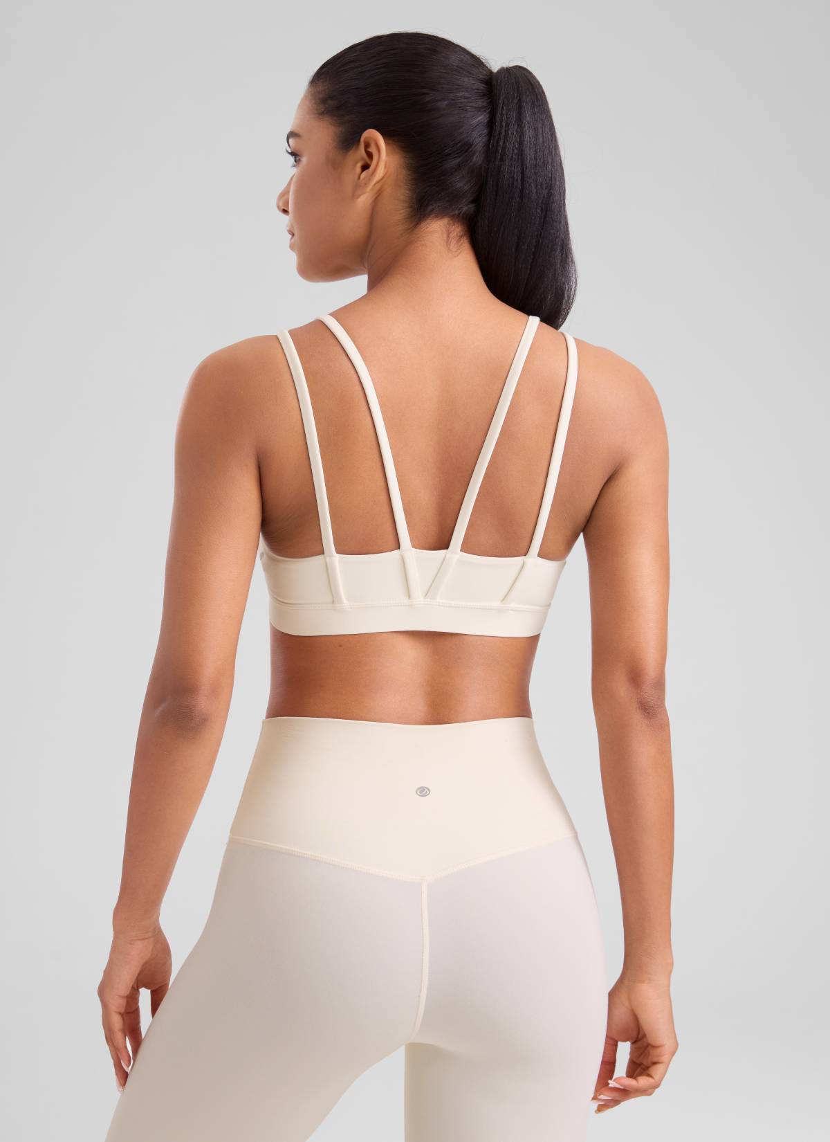 CRZ YOGA Pambabaeng Yoga Molded Cup Butterluxe Strappy Bra na may V Neck na Puting Aprikot