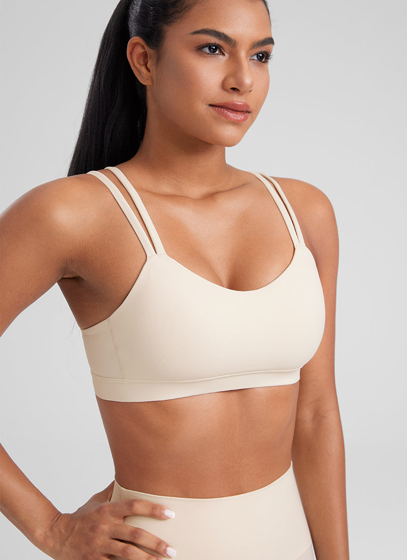 CRZ YOGA Pambabaeng Yoga Molded Cup Butterluxe Strappy Bra na may V Neck na Puting Aprikot