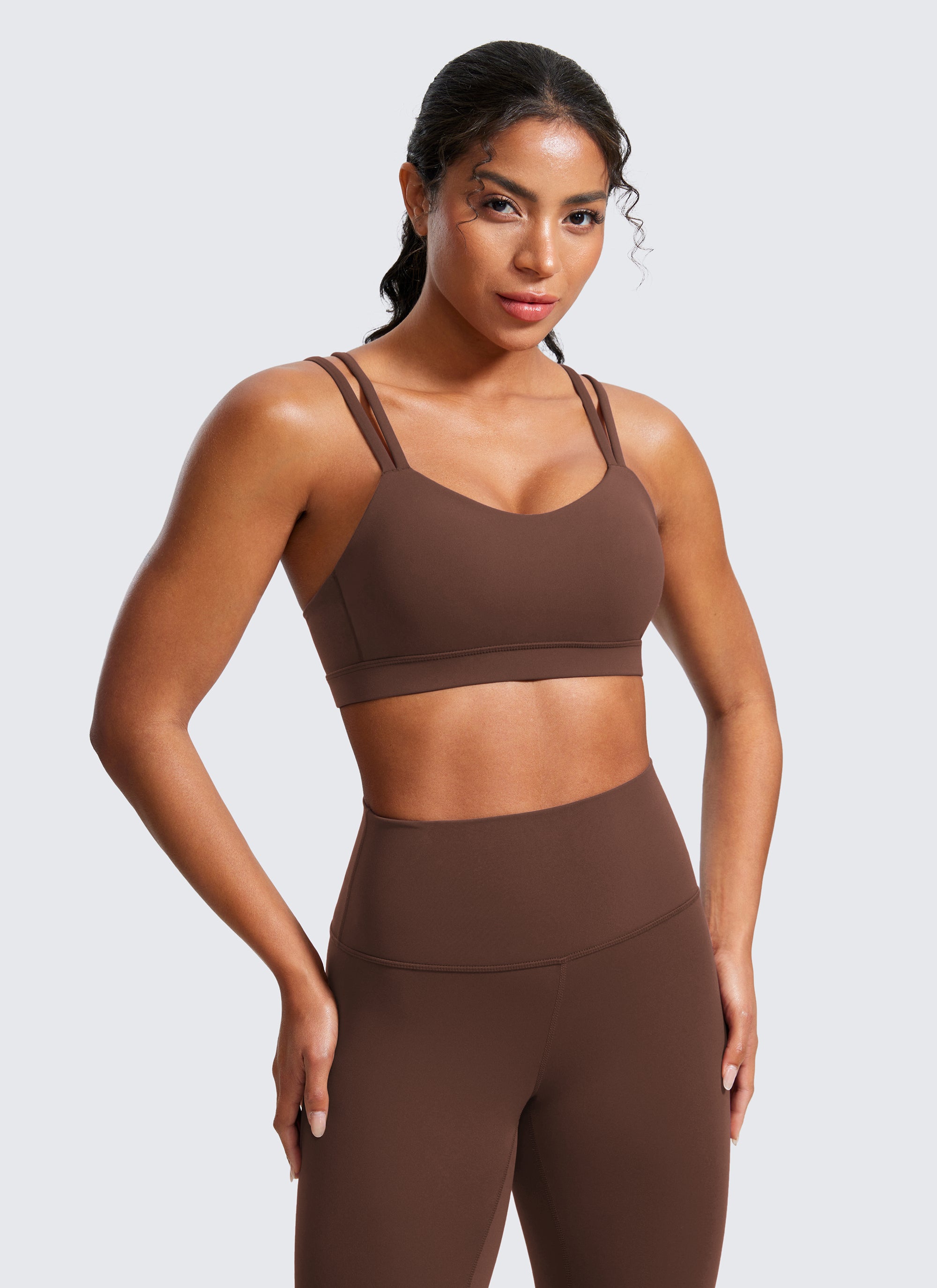 CRZ YOGA Pambabaeng Yoga Molded Cup Butterluxe Strappy Bra V Neck na Kape at Kayumanggi