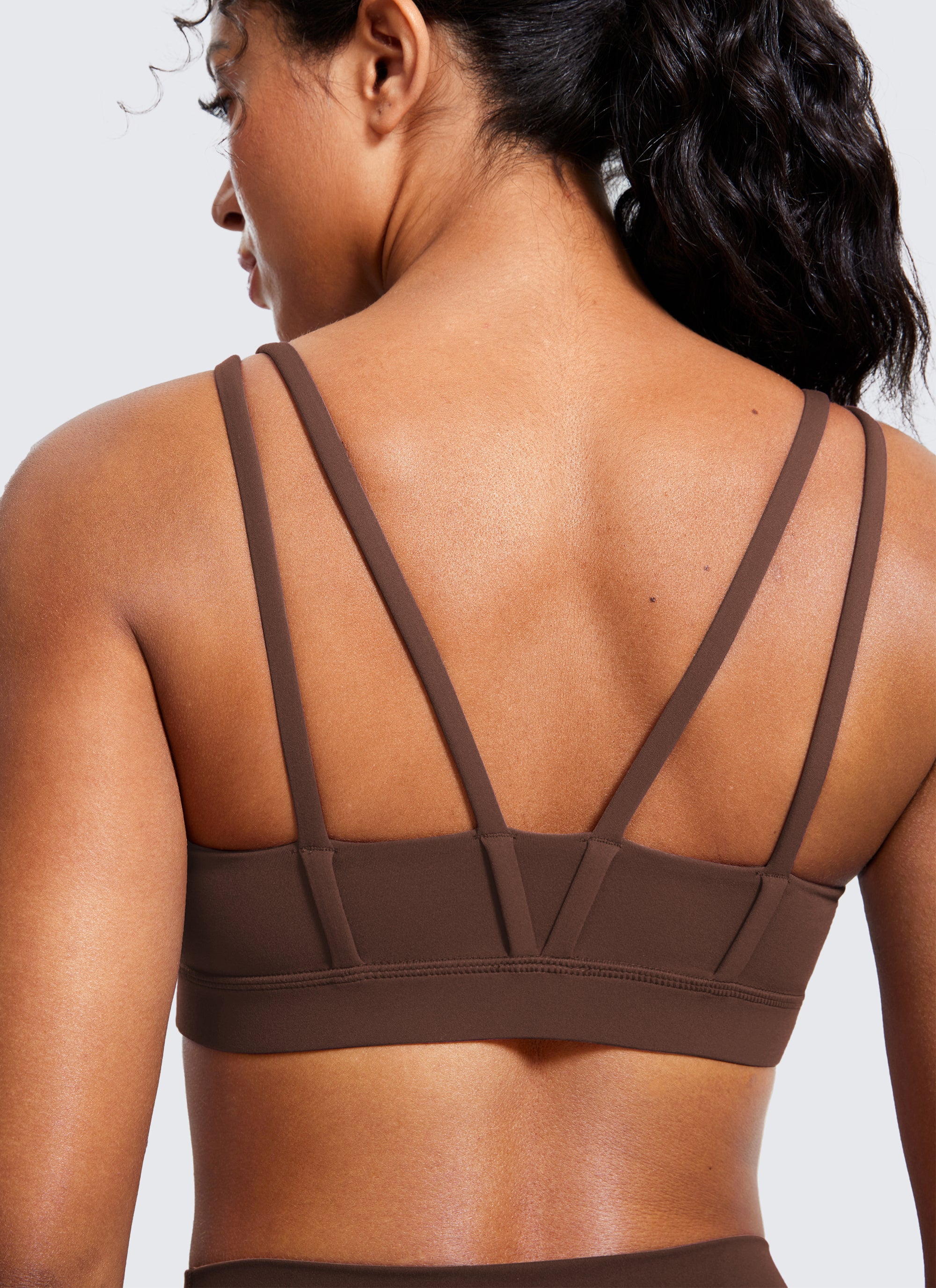 CRZ YOGA Pambabaeng Yoga Molded Cup Butterluxe Strappy Bra V Neck na Kape at Kayumanggi
